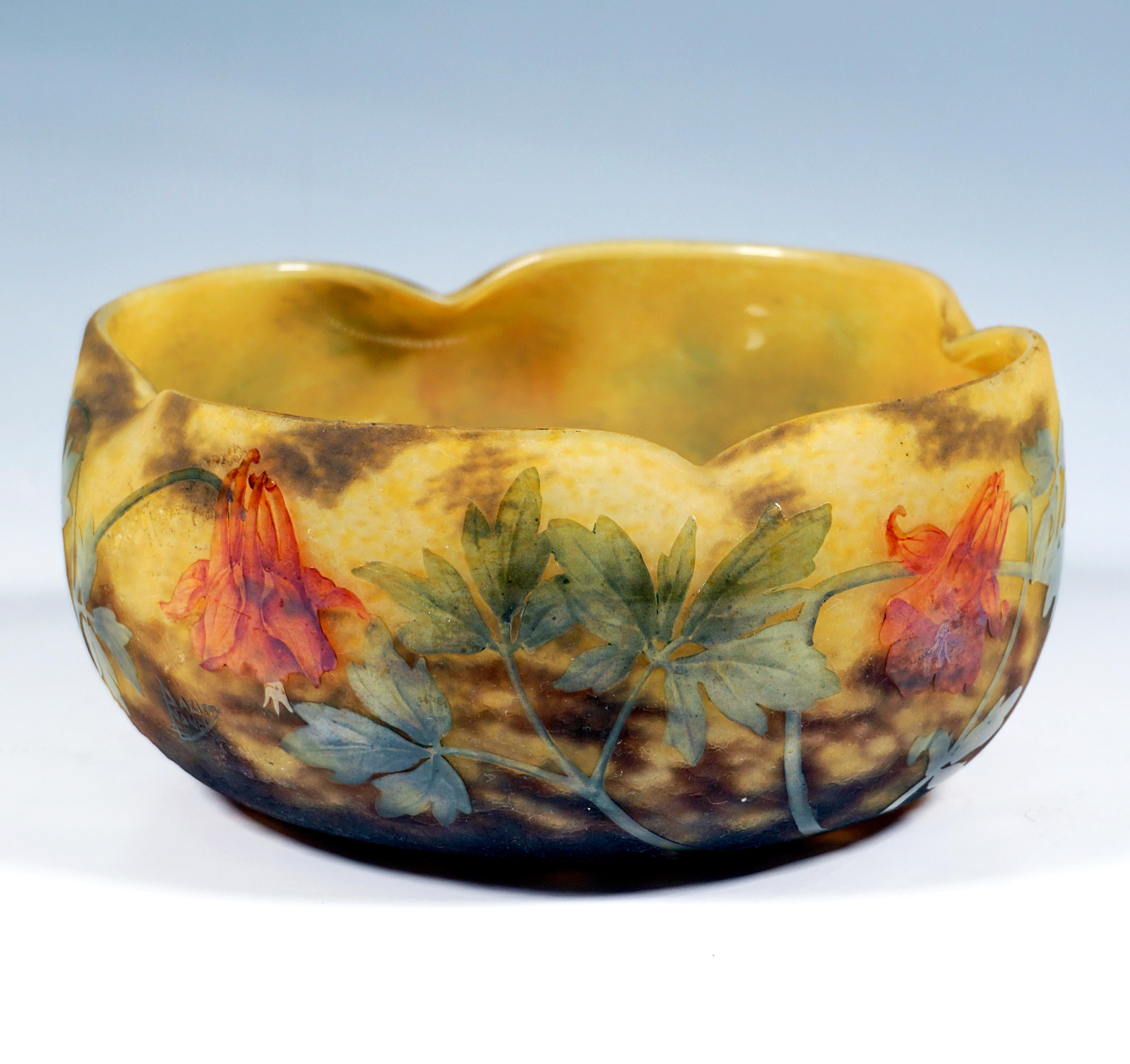 Large round bowl with a quatrefoil-shaped indented mouth rim, colorless glass with yellow and brown powder inclusions, etched and painted with colored enamel columbine decor, satin-finished and structured surface in the background, inside and
