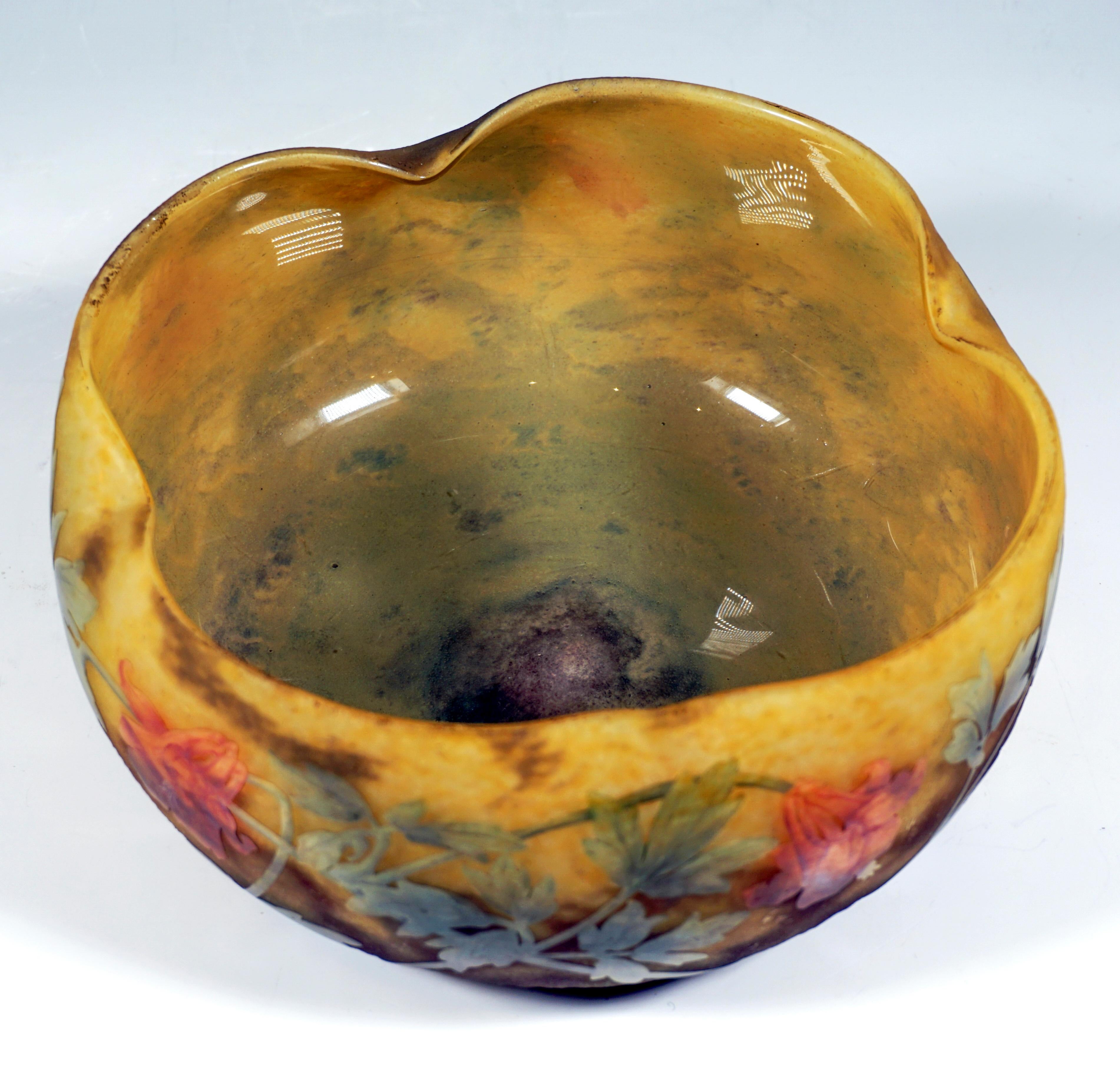 Realizzato con acquaforte Grande ciotola floreale Art Decor, Daum Nancy, Francia, 1910 ca. in vendita