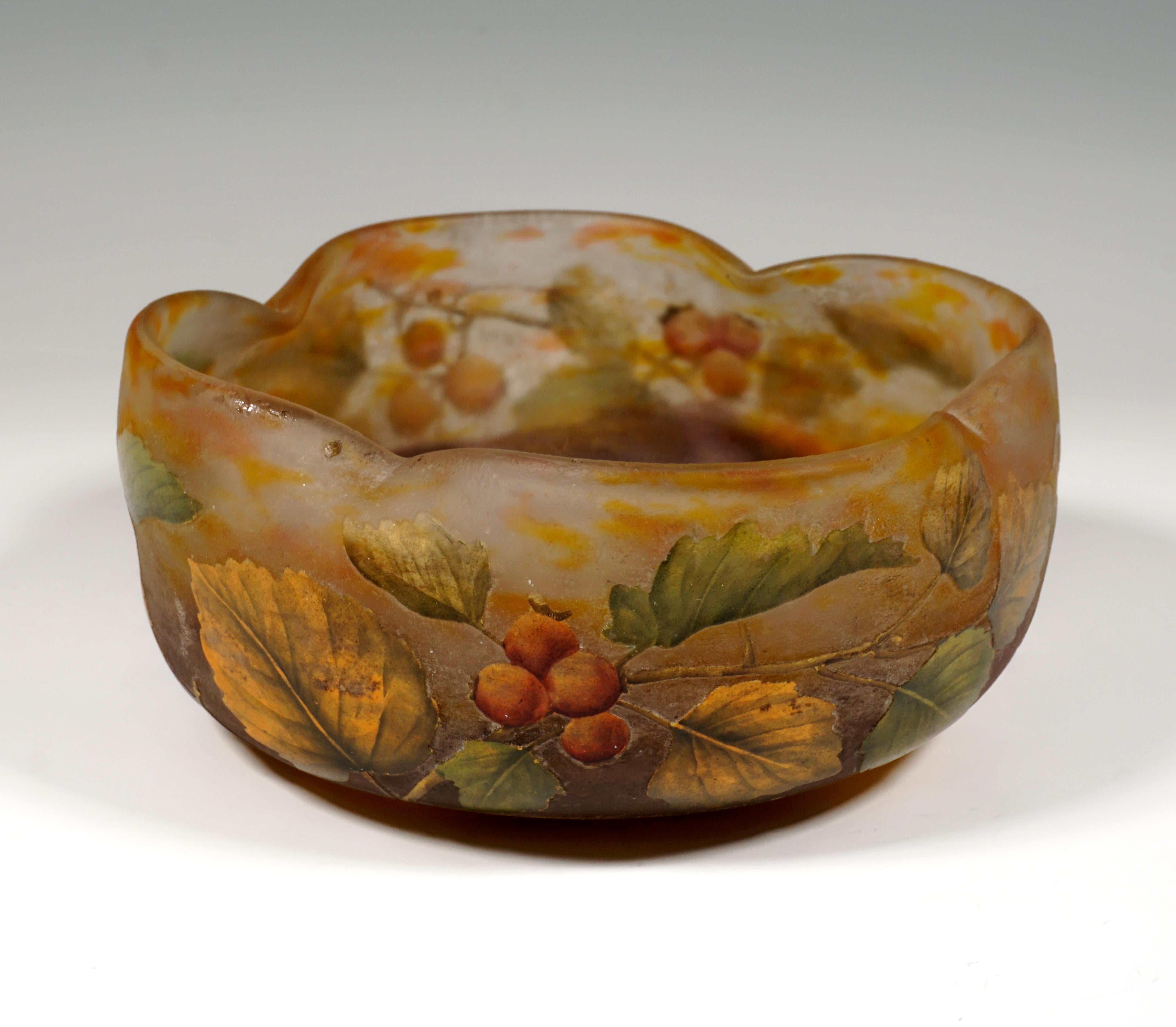 Round bowl with four-fold dented opening, smoke-colored glass with yellow and orange, in the standing area with brown powder melts, etched rose hip decor painted with colored enamel, satined and structured surface in the background and on the