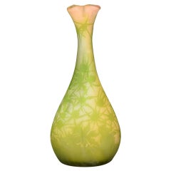 Grand vase à fleurs en verre camée gravé à l'acide d'Emile Gallé:: Art nouveau français