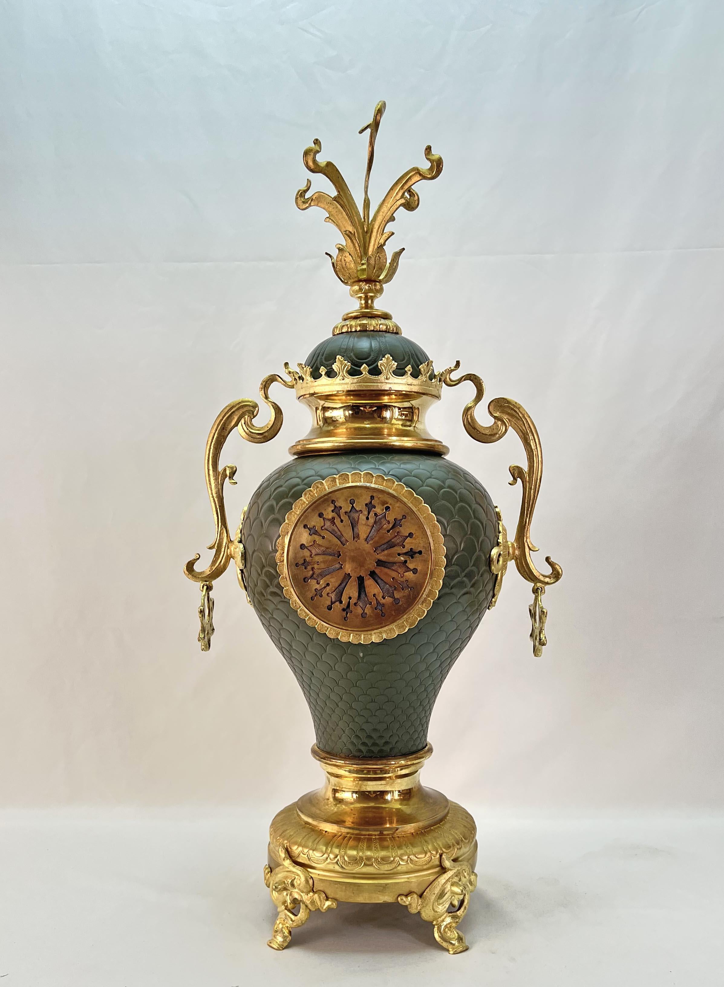 Große Jugendstil-Uhr aus goldener Bronze, 1890er Jahre (Vergoldet) im Angebot