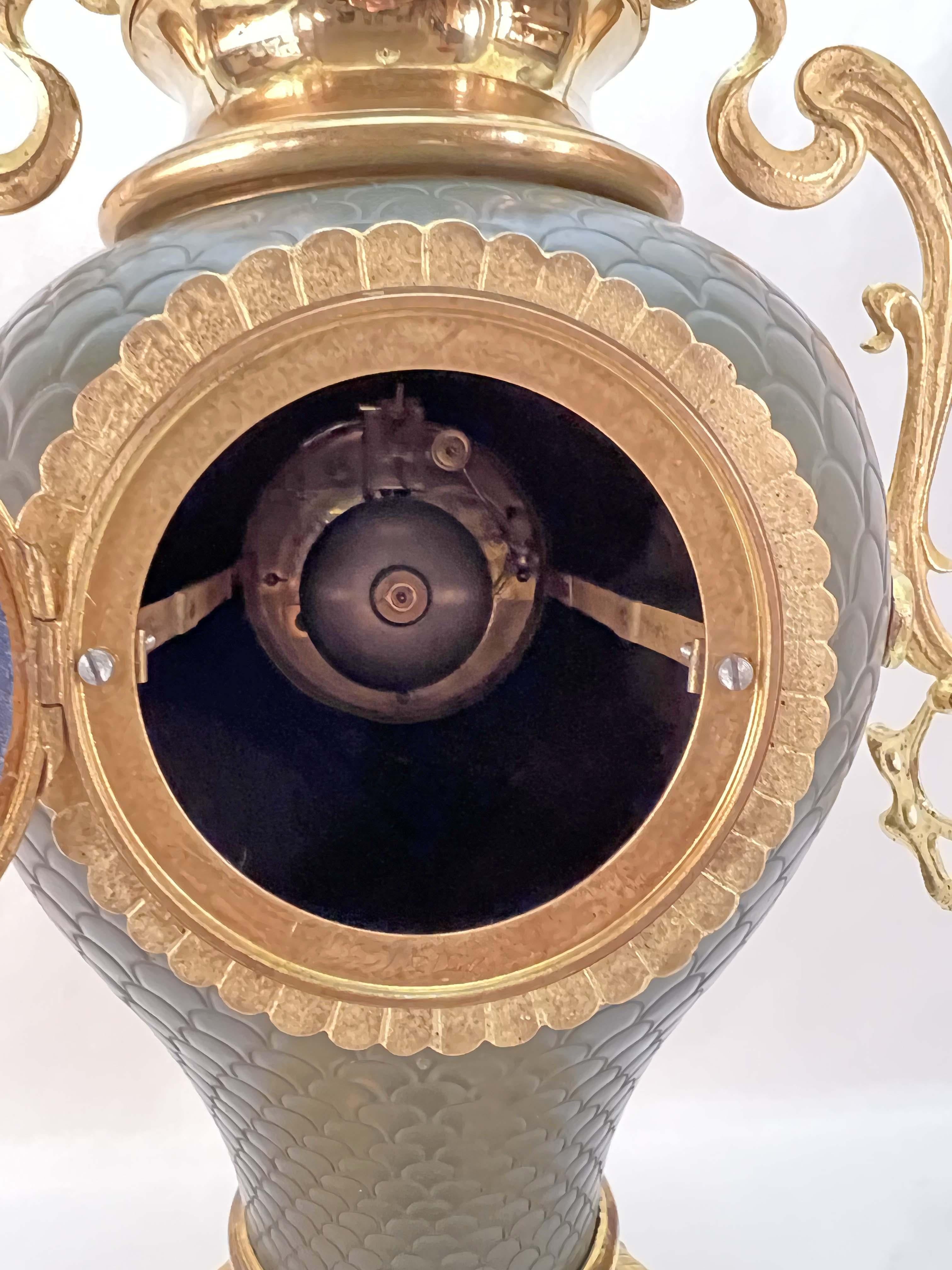 Große Jugendstil-Uhr aus goldener Bronze, 1890er Jahre im Zustand „Gut“ im Angebot in CHALON-SUR-SAÔNE, FR