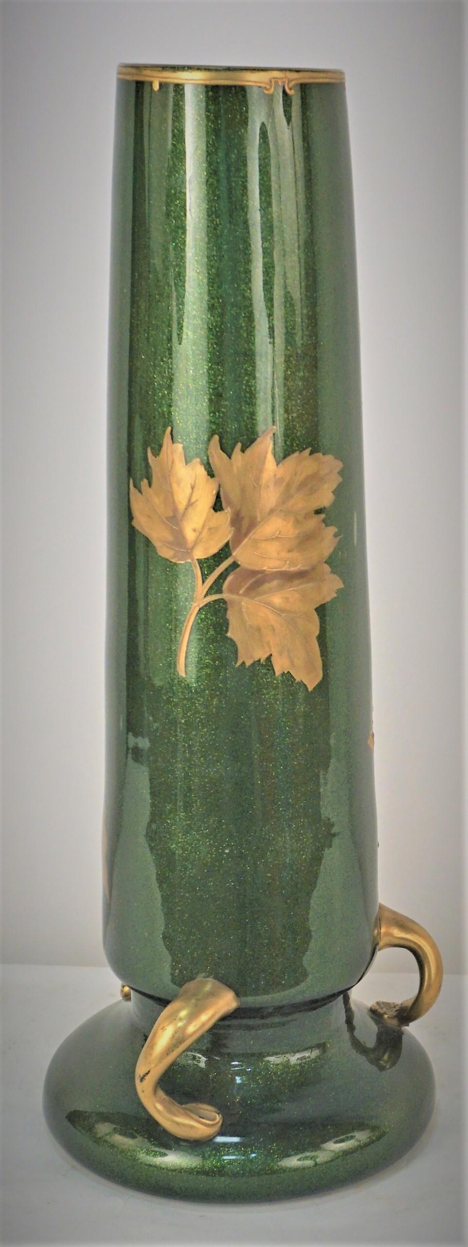 Peint à la main Grand vase en verre soufflé peint à la main de style Art nouveau en vente