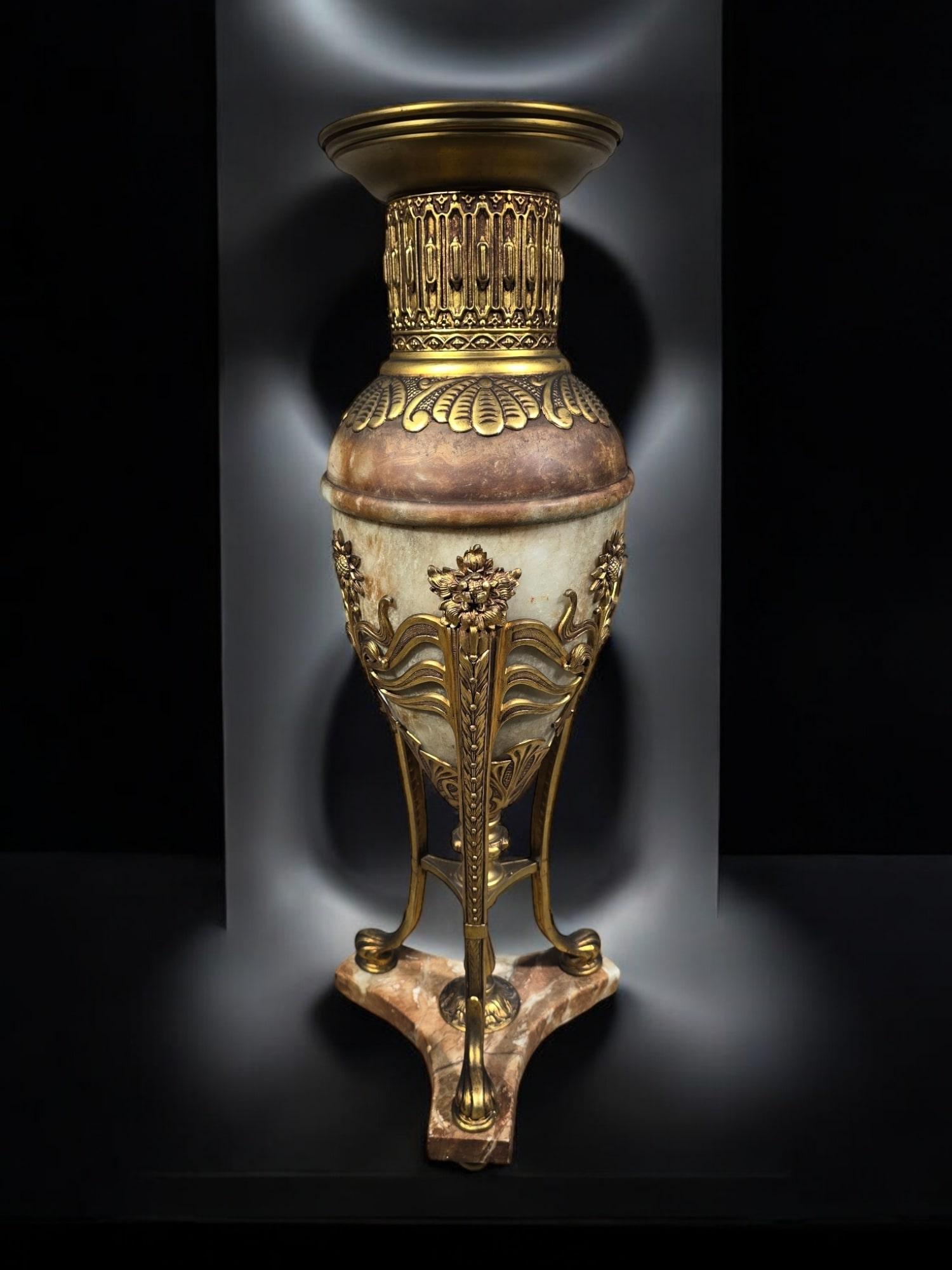 Ti presentiamo un magnifico vaso di grandi dimensioni realizzato in onice e bronzo, risalente alla fine del XIX secolo, che esemplifica l'eleganza e lo stile distintivo del periodo Art Nouveau. Questo eccezionale vaso, forse di origine francese,