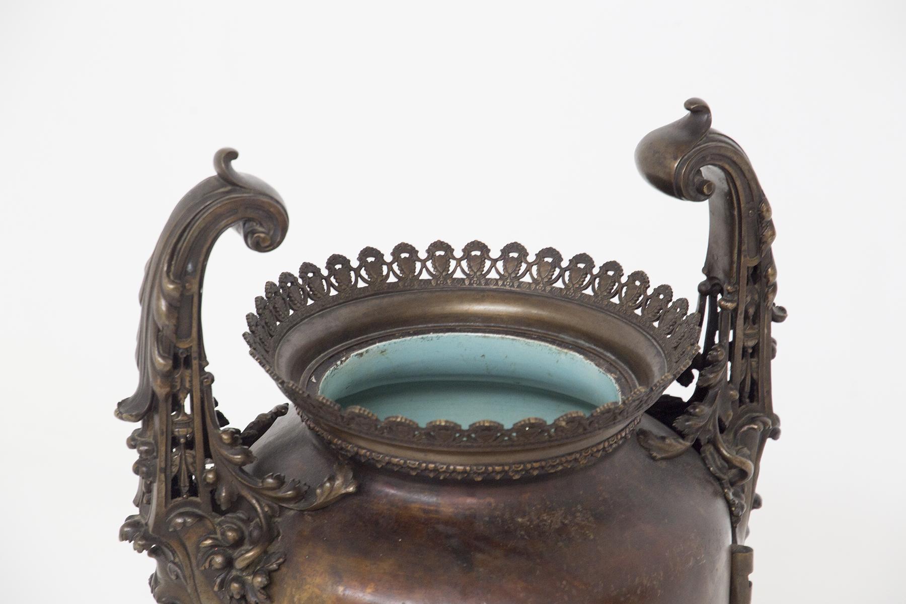 Grand vase en bronze peint Art Nouveau du début des années 1900, belle fabrication italienne.
Le vase a une base ronde avec quatre pieds épais et sinueux, qui rappellent ceux des vieux poêles. Les quatre pieds sont décorés de façon grandiose : en