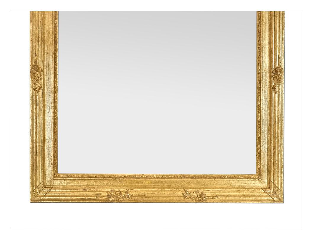 Français Grand miroir mural en bois doré d'époque Art Nouveau, de style Louis XVI, vers 1910 en vente