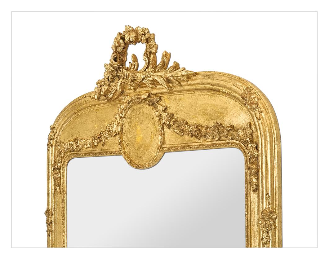 Miroir Grand miroir mural en bois doré d'époque Art Nouveau, de style Louis XVI, vers 1910 en vente