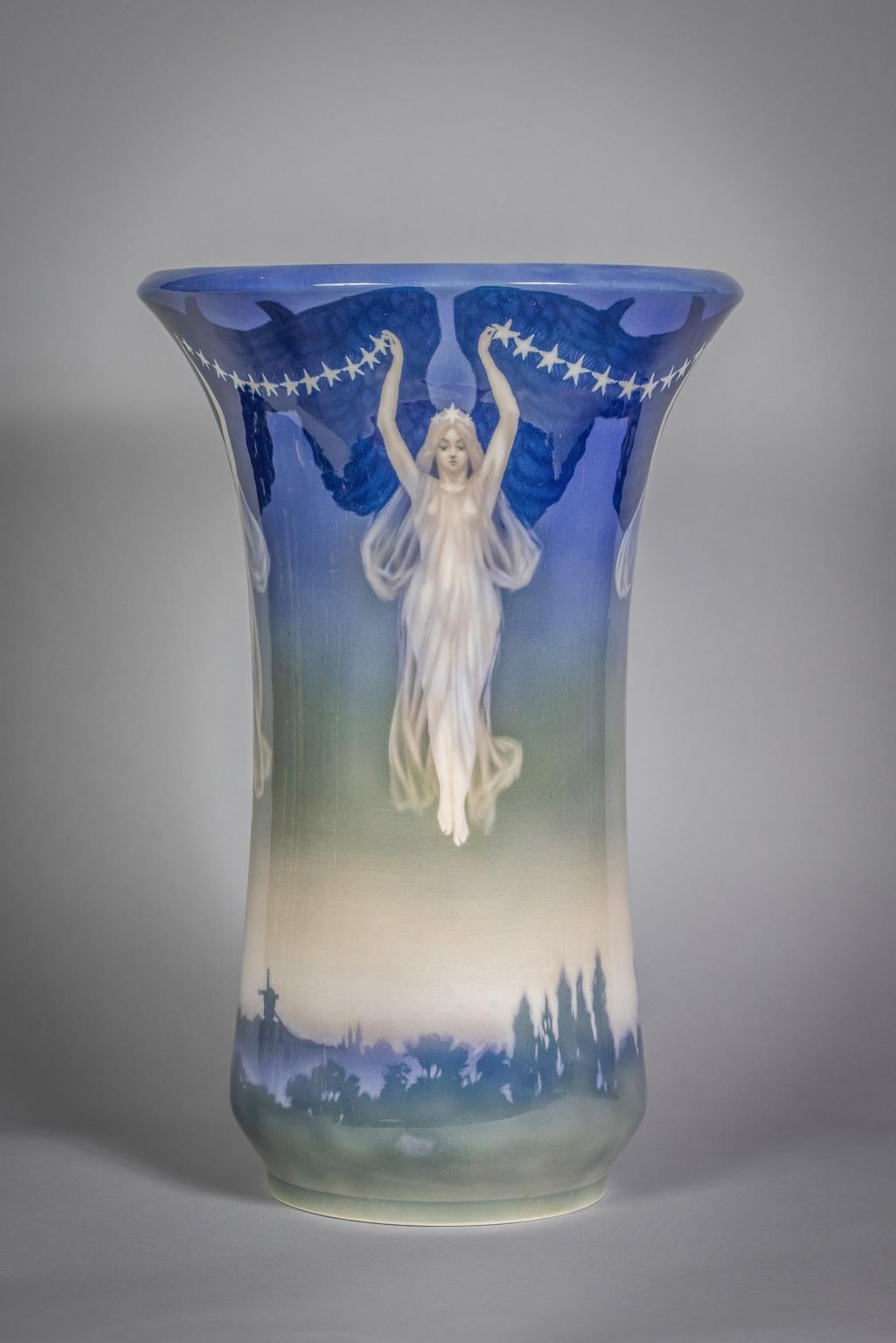 Grande vaso in porcellana smaltata e dipinta Art Nouveau Royal Copenhagen, datato 1896 In condizioni buone in vendita a New York, NY