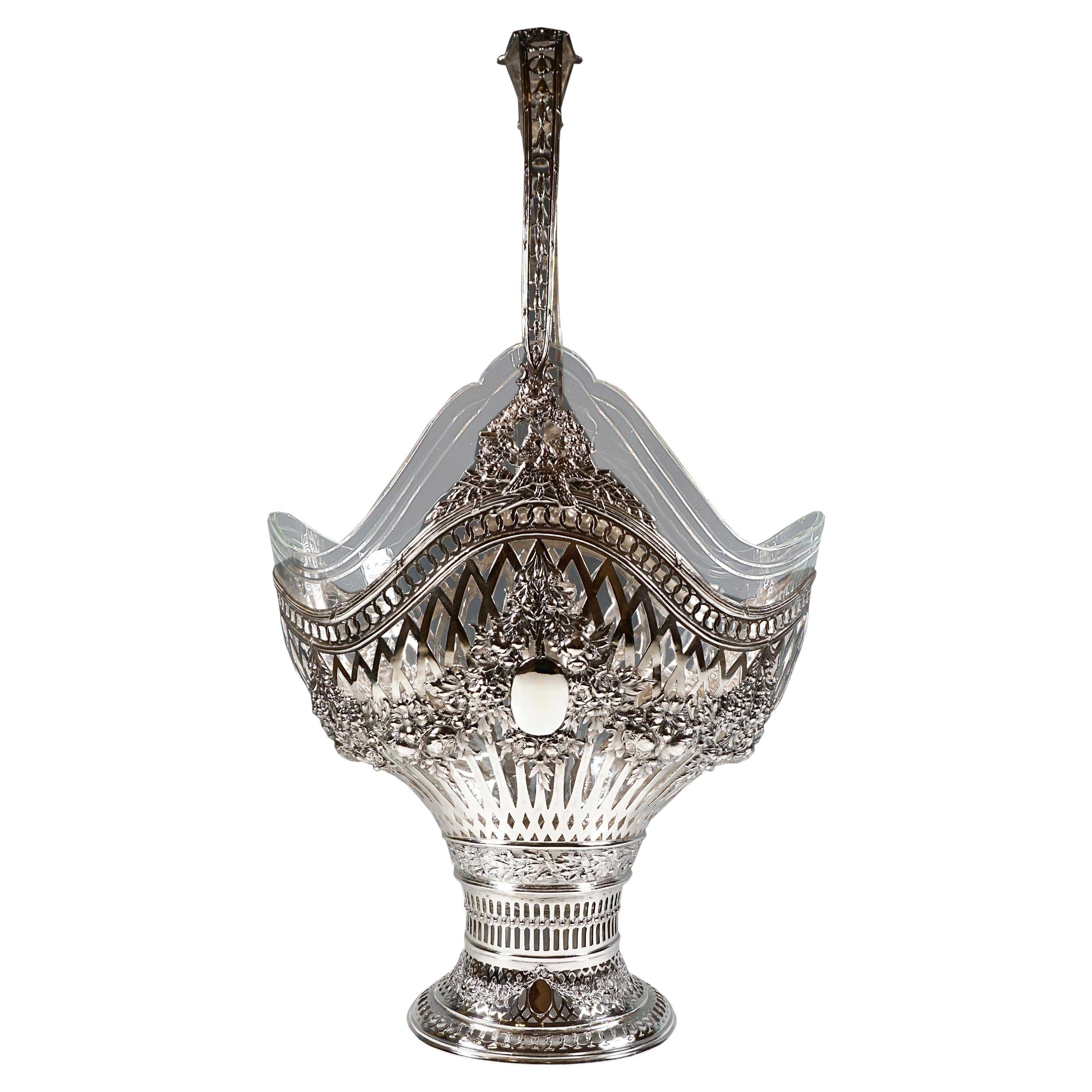 Gran cesta festiva Art Nouveau de plata de estilo Biedermeier: Constricción sobre un esbelto pie elíptico y luego cuerpo bulboso que se ensancha, con rica decoración calada en toda la pared y con motivos cambiantes en varias etapas, superpuesta con