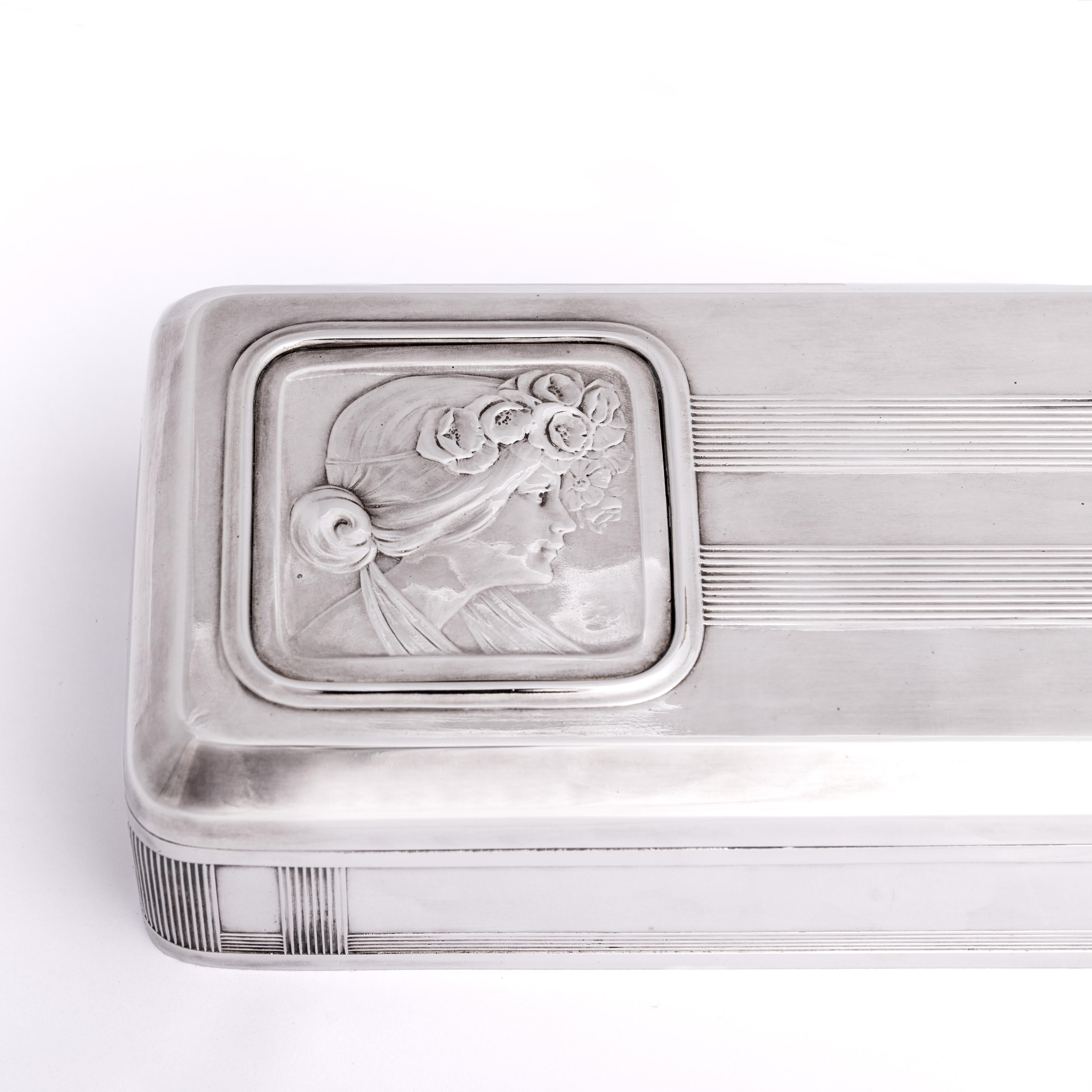 Hand-Crafted Large Art Nouveau silver jewelry box France 1900-1910 For Sale