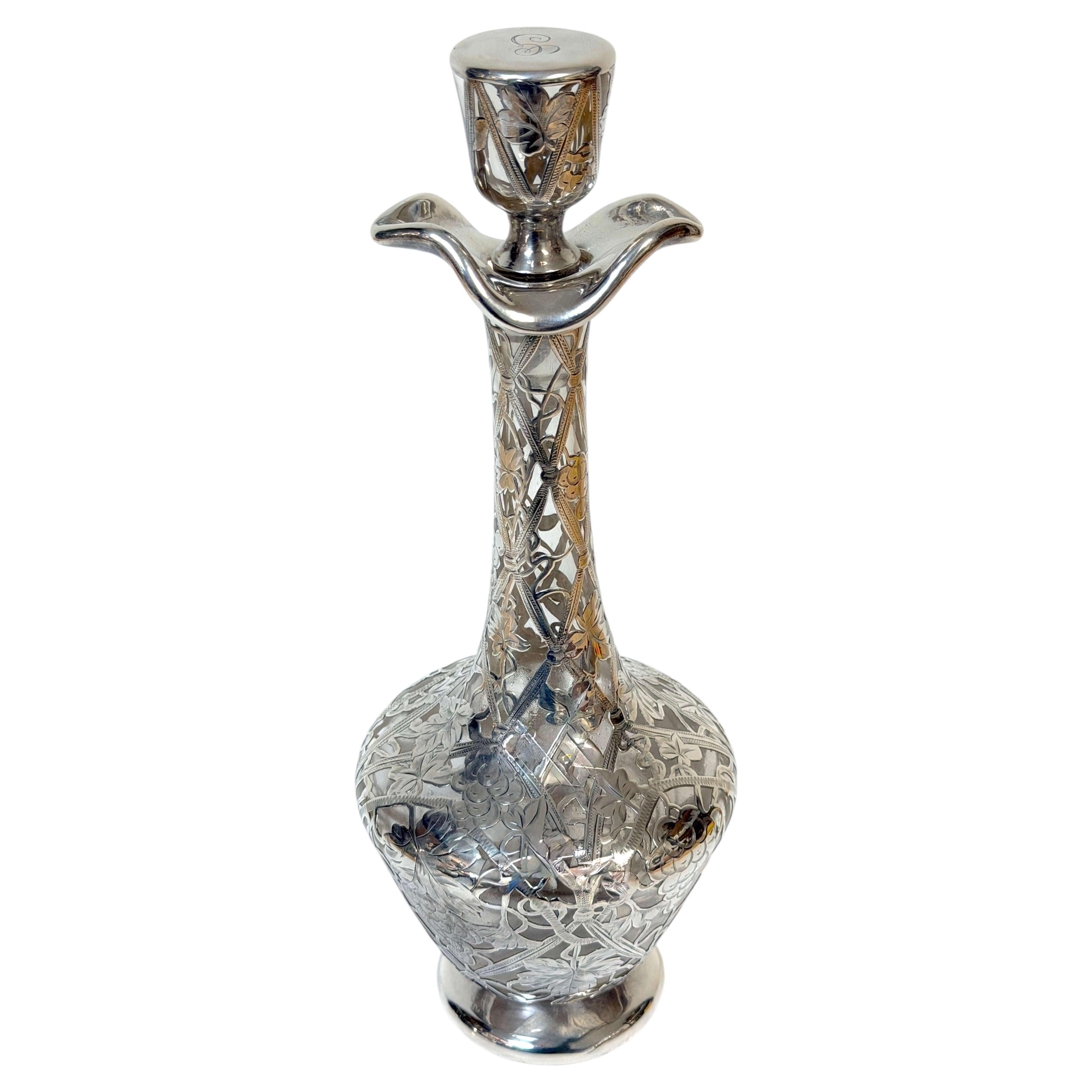Grande caraffa in stile Art Nouveau con decorazioni in argento a forma di vite, Alvin Silver Co.