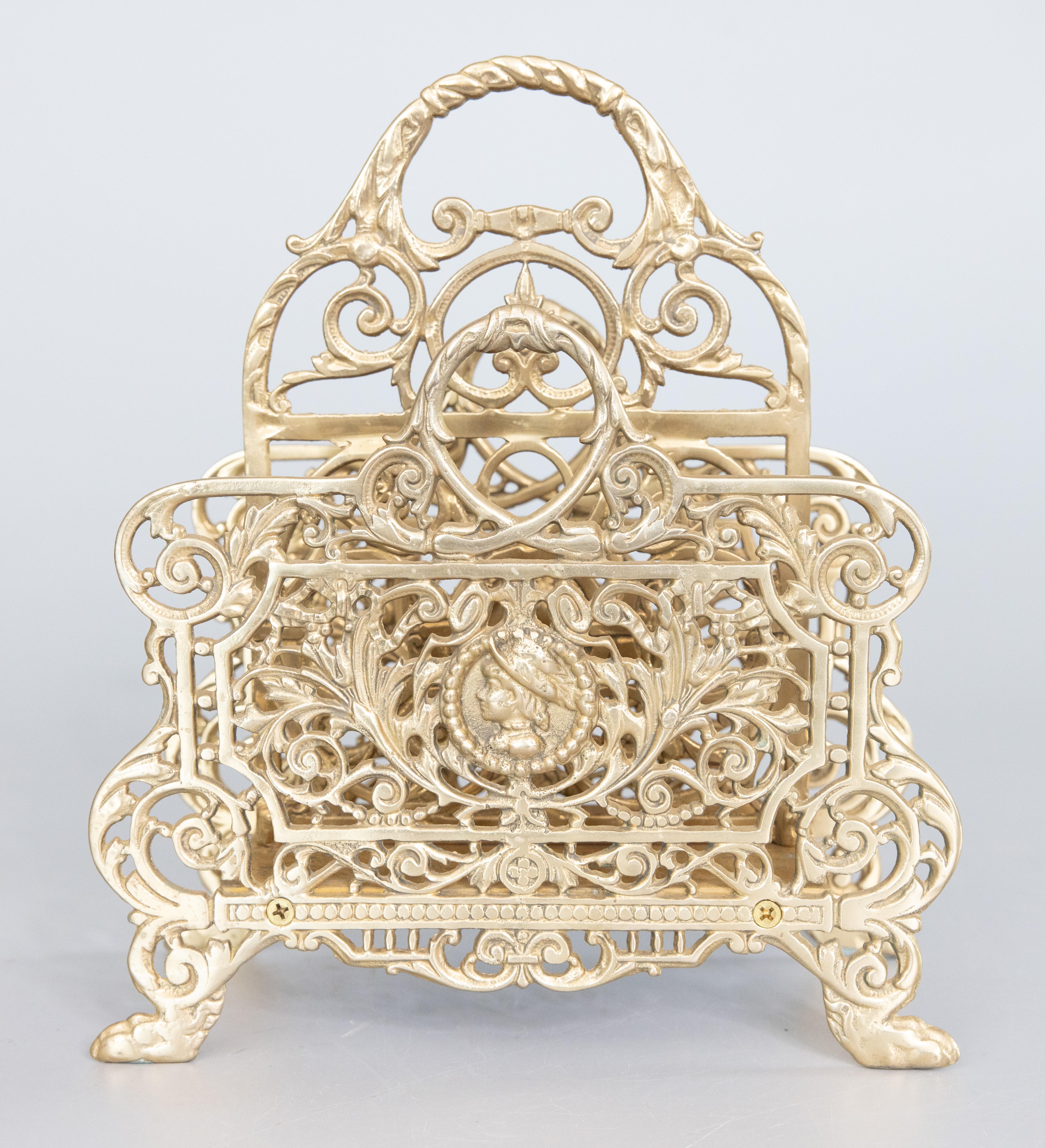 Un grazioso porta lettere d'epoca in ottone in stile Art Nouveau con due scomparti. Questo superbo portalettere è di grandi dimensioni e pesante, con un peso di oltre 5 libbre. Presenta un bellissimo design ornato con volute, un medaglione centrale