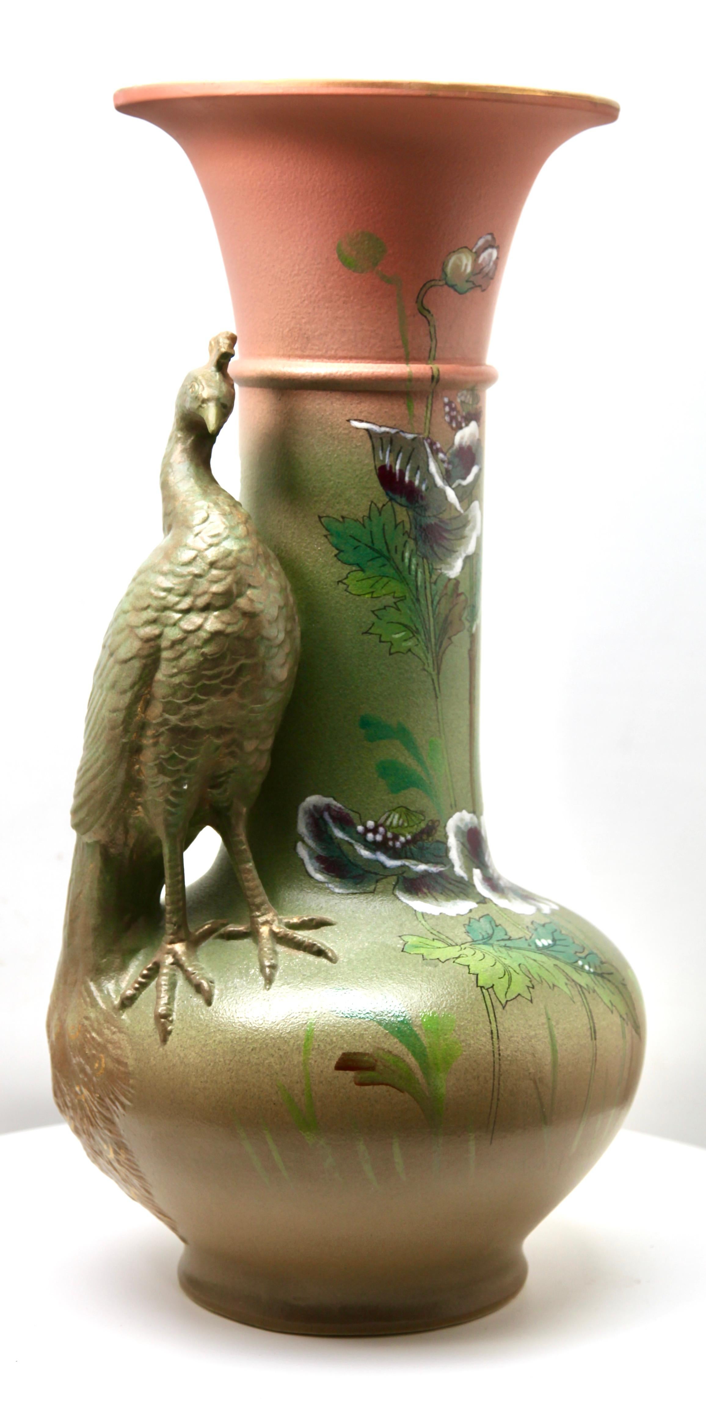 Émaillé Grand vase Art Nouveau avec un paon sculpté et des peupliers « Opium » en vente