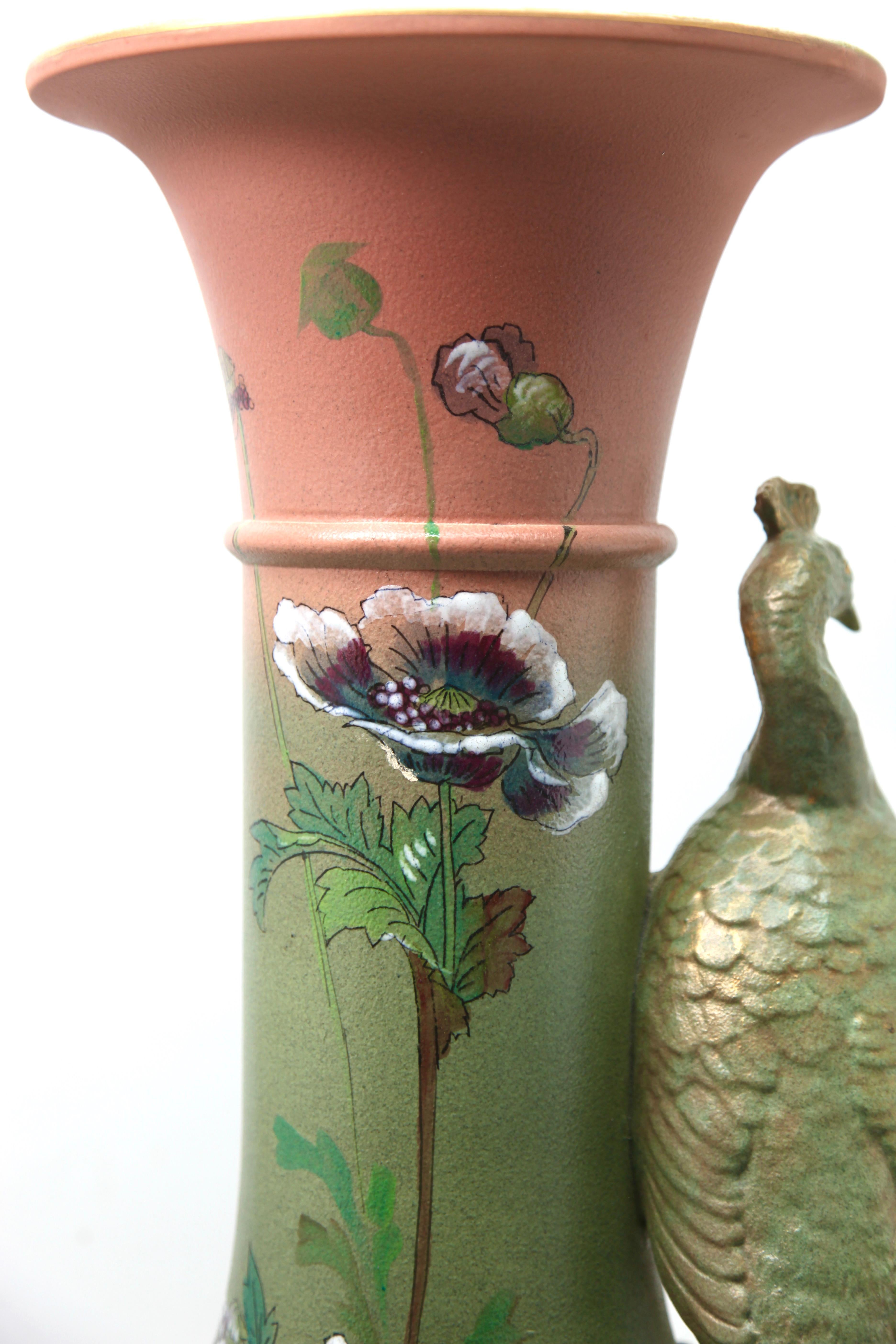 Céramique Grand vase Art Nouveau avec un paon sculpté et des peupliers « Opium » en vente