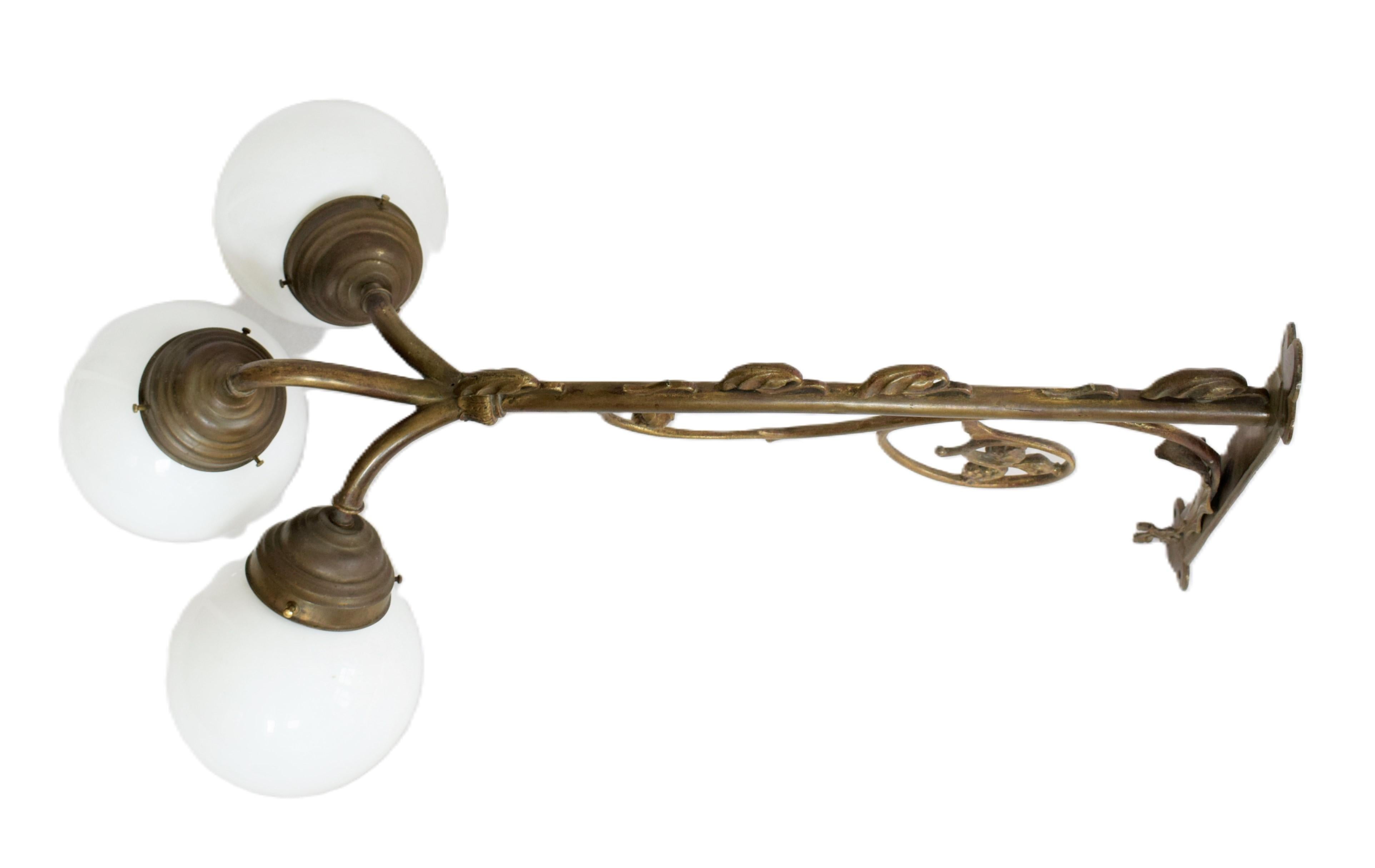 Grande et impressionnante applique murale datant d'environ 1905.
Sécession viennoise
Bronze coulé massif, ciselé à la main.
3 ampoules en verre opale.
3 prises E27