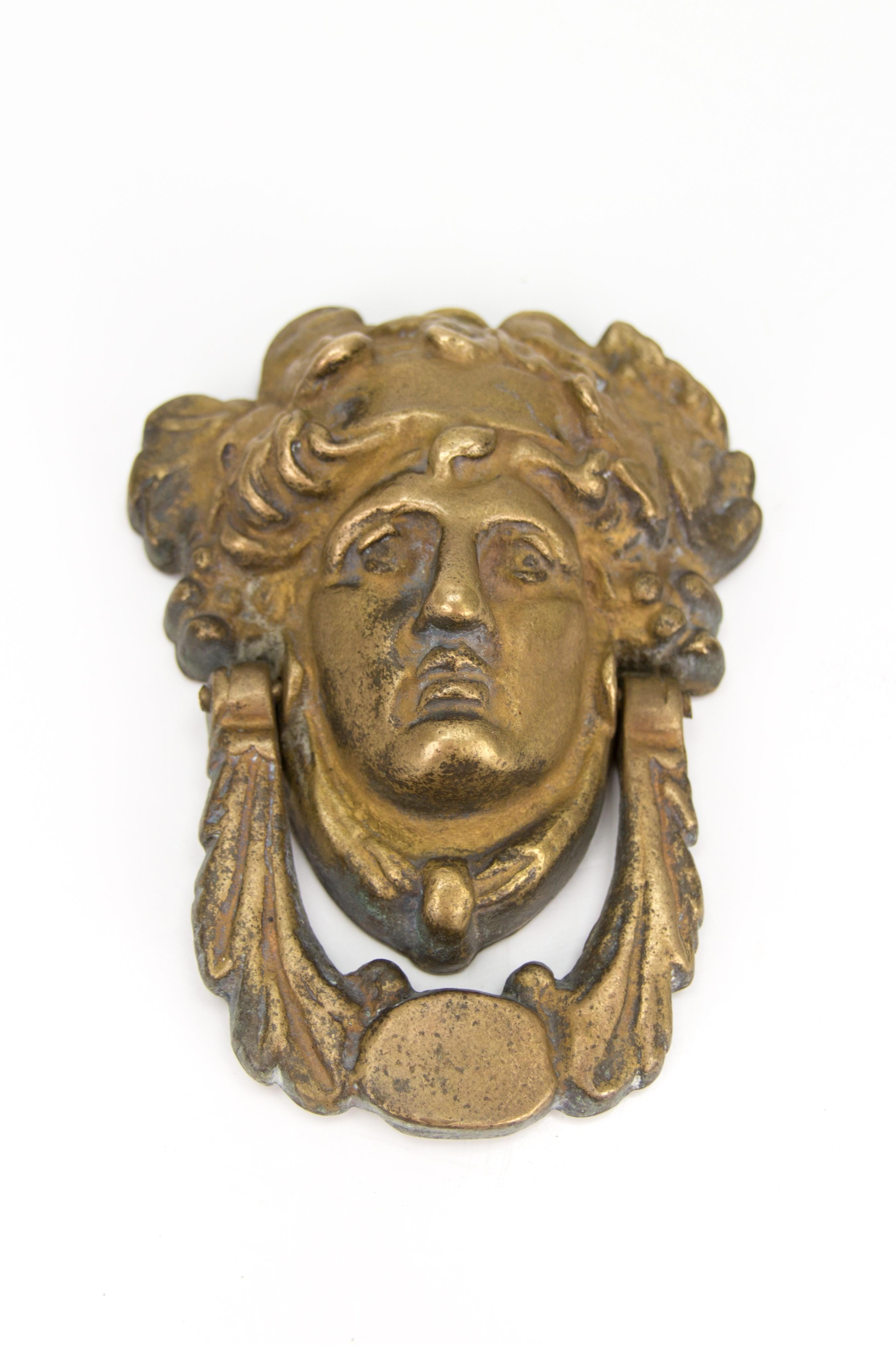 A large and imposing bronze Art Nouveau door knocker, which is weathered in the form of a classical lady’s face.
Dimensions: height 18 cm / 7.08 in, width 15 cm / 5.9 in, depth 5.5 cm / 2.16 in.
