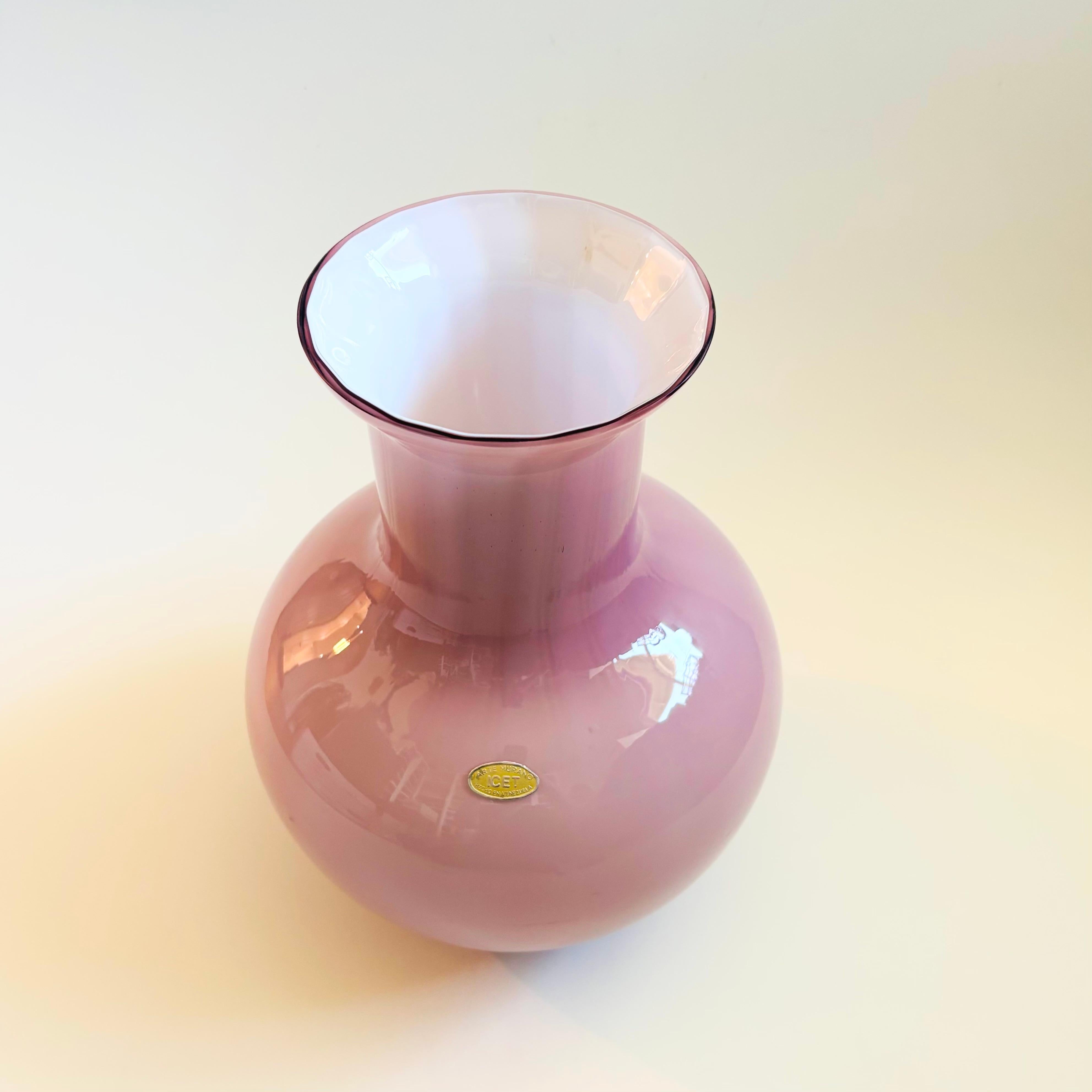 Un bellissimo vaso in vetro artistico di grandi dimensioni di Arte Murano ICET Murano, prodotto in Venezuela. Un bel colore viola chiaro con l'interno bianco. Arte Murano ICET è uno studio vetrario fondato in Venezuela nel 1957 da Bruno Ava, che