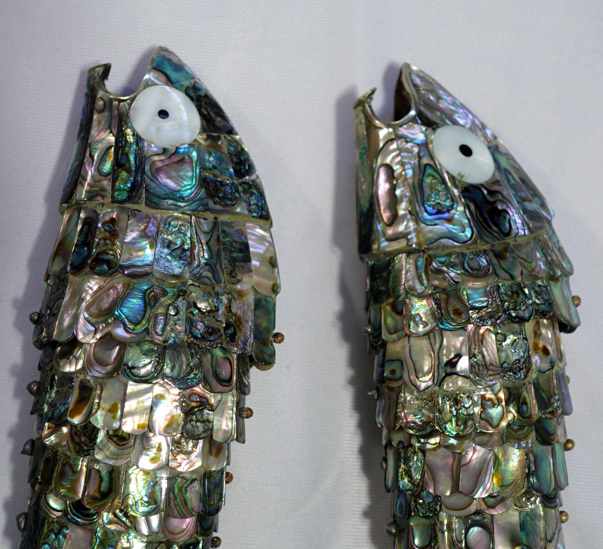 Une paire de grands poissons articulés en argent et en coquillage d'abalone Sculpture / décapsuleur par Los Castillo, du Mexique. Magnifique ajout à n'importe quel bar ou bar du milieu du siècle, et se tient seul sur la queue ou posé pour