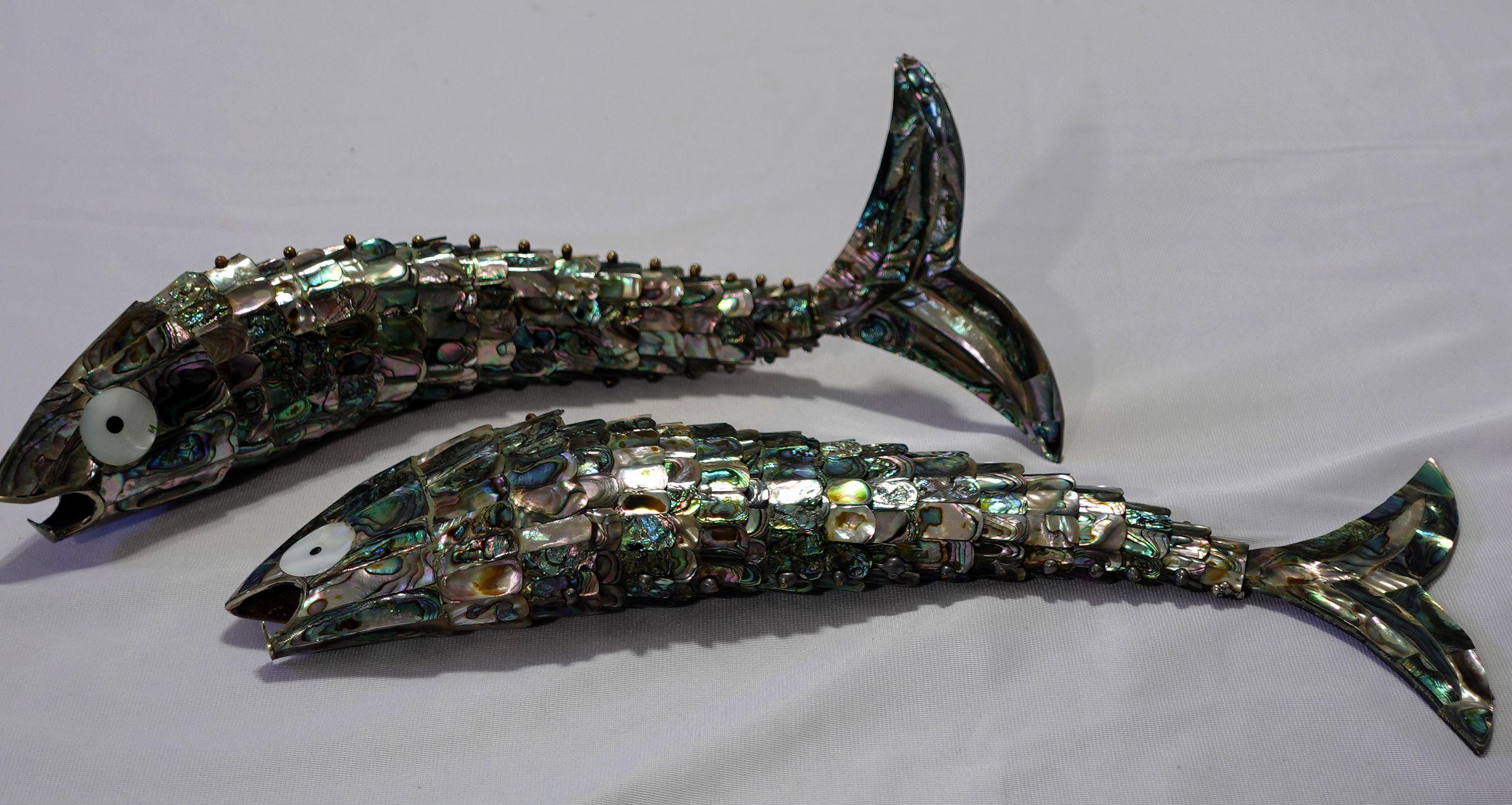 Grande sculpture de poisson en coquille d'haliotide articulée / décapsuleur par Los Castillo Bon état à Norton, MA