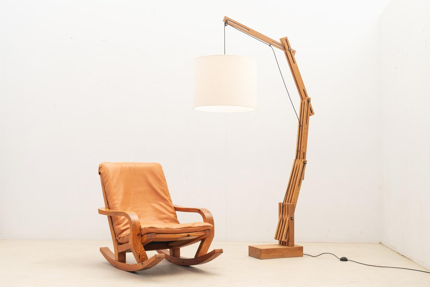 Crafted in 1970s France, this large articulated floor lamp by Daniel Pigeon combines wood's warmth with modern design. Its adjustable structure offers versatility, directing light precisely. 

Shade diameter : 53cm

2 floor lamp available.
Price for