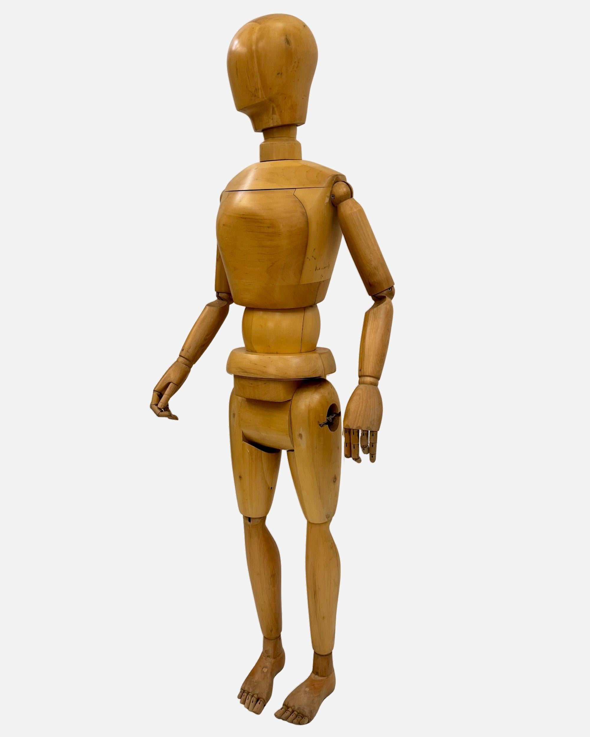 Large artist’s mannequin or articulated model, in solid wood, dating from the 1950s.
A base can be added by attaching it to the back of the mannequin’s pelvis.
It can be set up in an infinite variety of positions: standing, sitting, kneeling etc…
