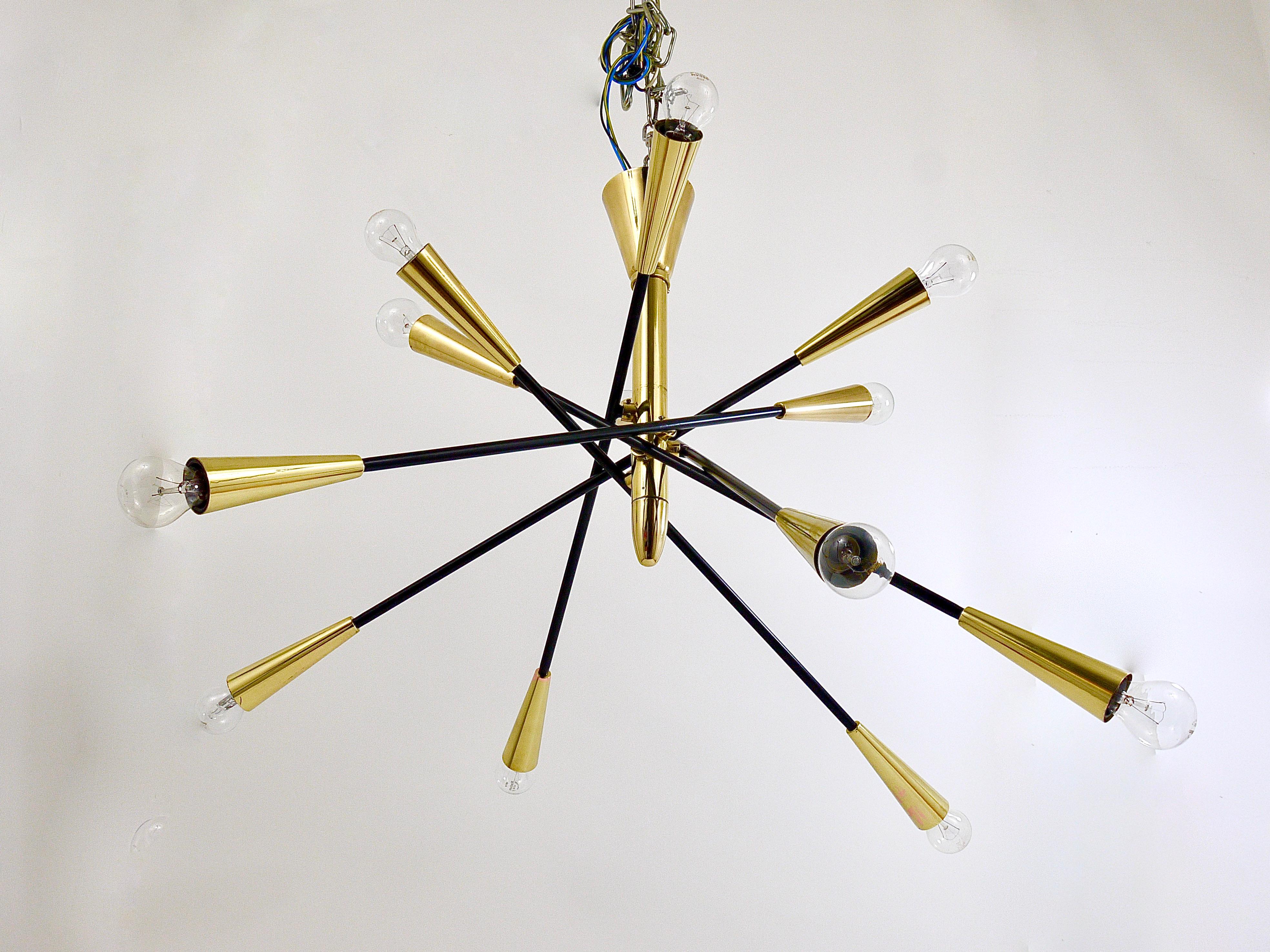 Großer Sputnik-Kronleuchter mit Gelenk aus schwarzem und Messing im Stil von Stilnovo im Angebot 6