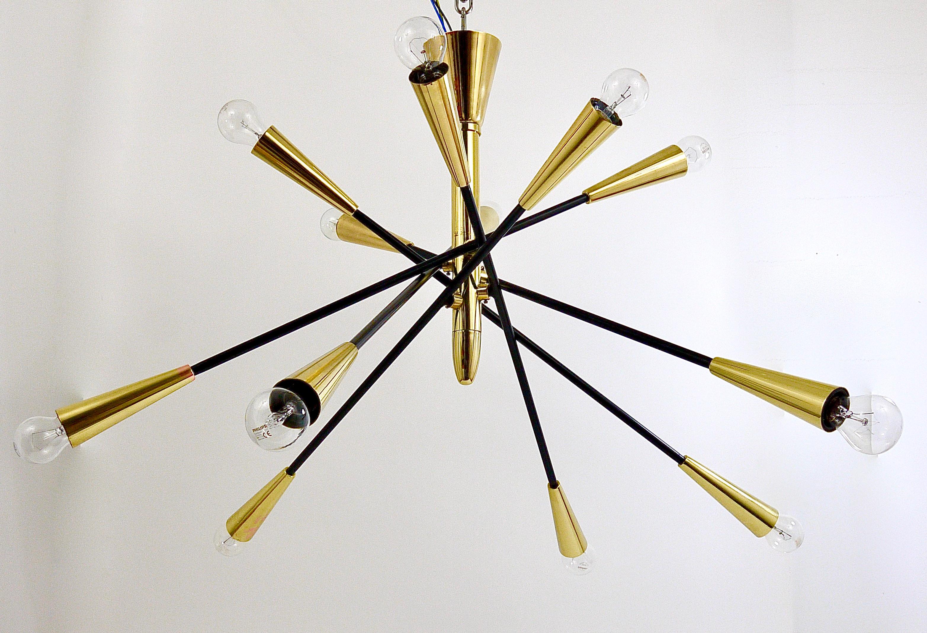 Großer Sputnik-Kronleuchter mit Gelenk aus schwarzem und Messing im Stil von Stilnovo im Angebot 8