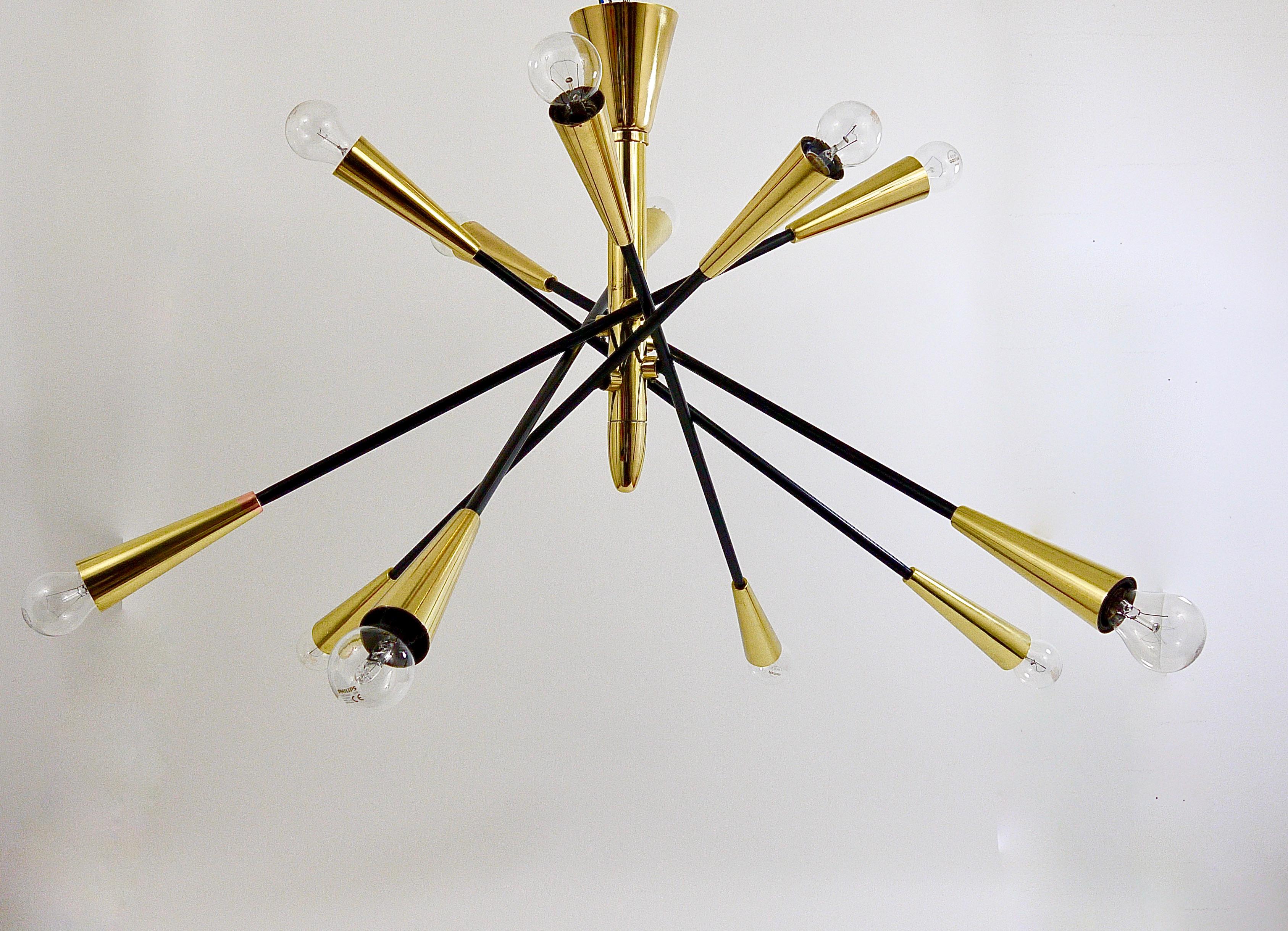 Großer Sputnik-Kronleuchter mit Gelenk aus schwarzem und Messing im Stil von Stilnovo im Angebot 9