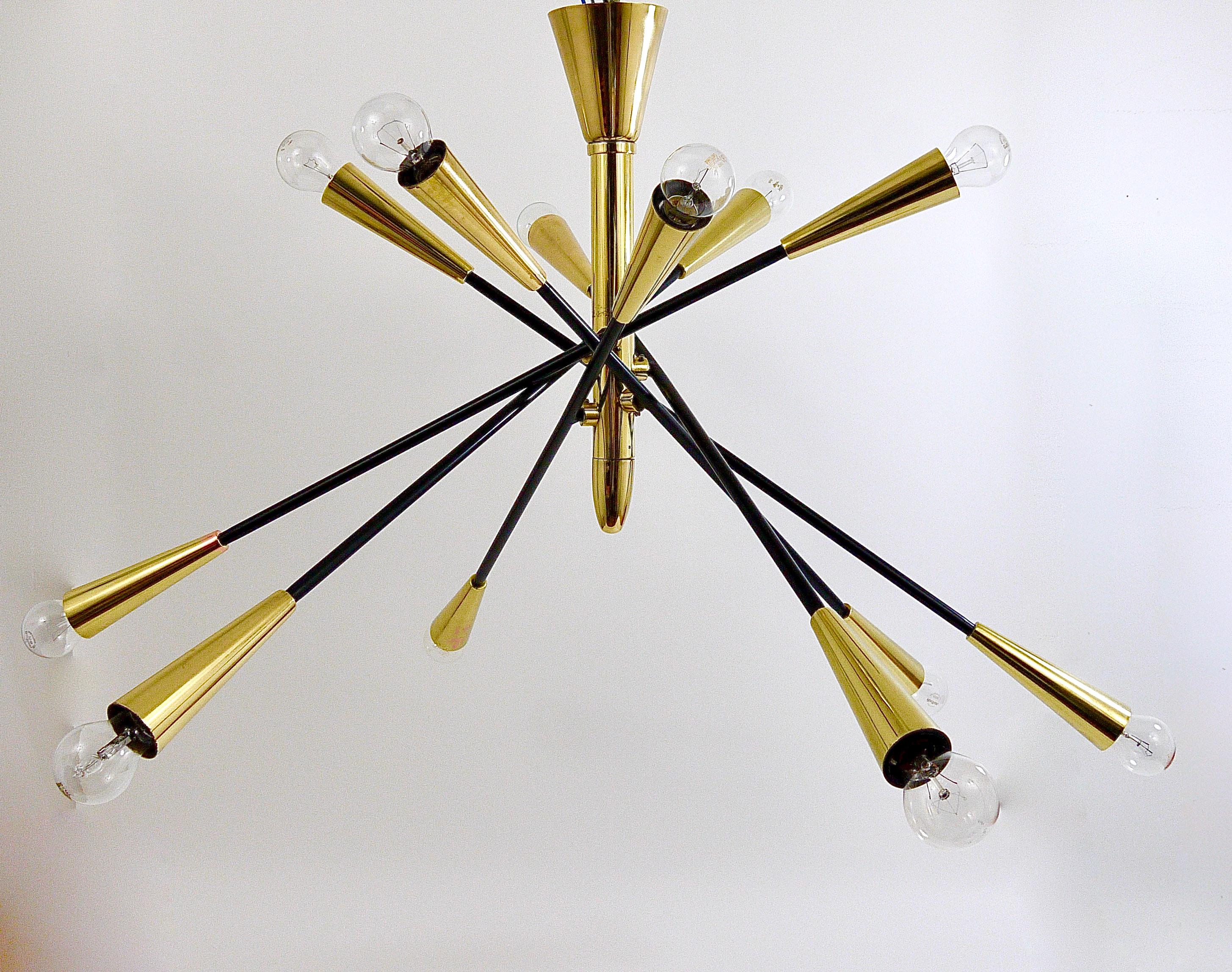 Großer Sputnik-Kronleuchter mit Gelenk aus schwarzem und Messing im Stil von Stilnovo im Angebot 10