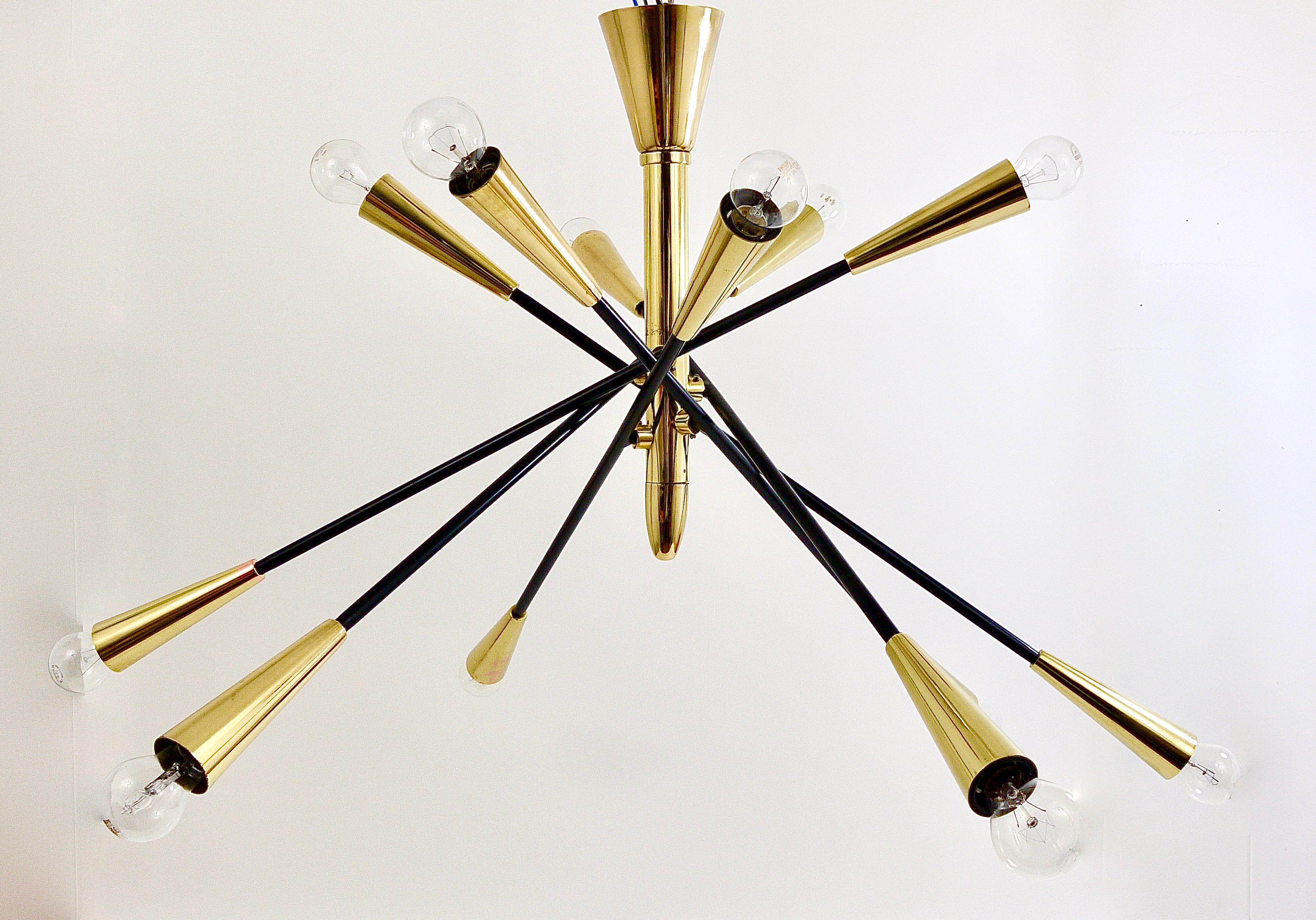 Großer Sputnik-Kronleuchter mit Gelenk aus schwarzem und Messing im Stil von Stilnovo im Angebot 11