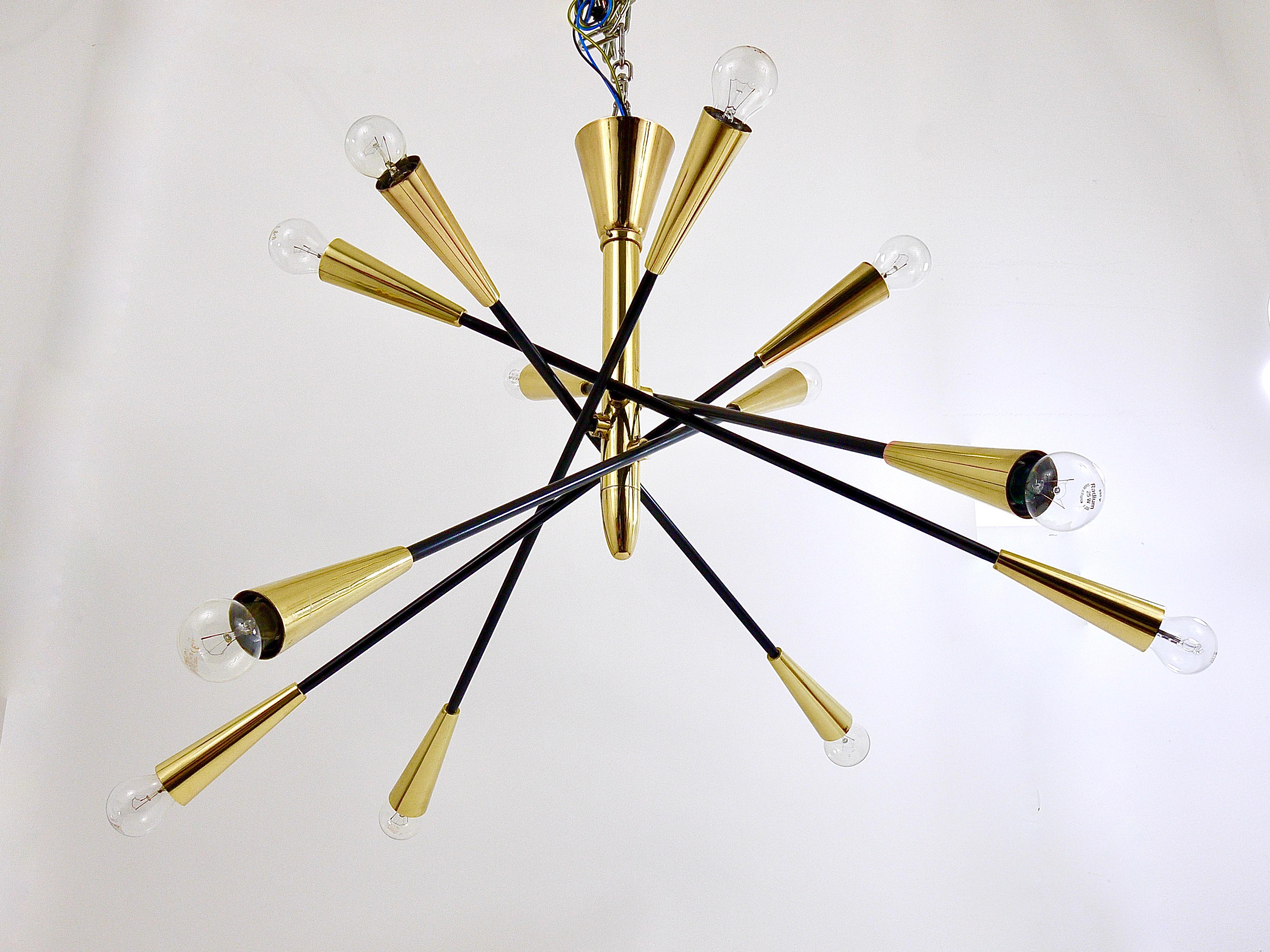 Großer Sputnik-Kronleuchter mit Gelenk aus schwarzem und Messing im Stil von Stilnovo im Angebot 14