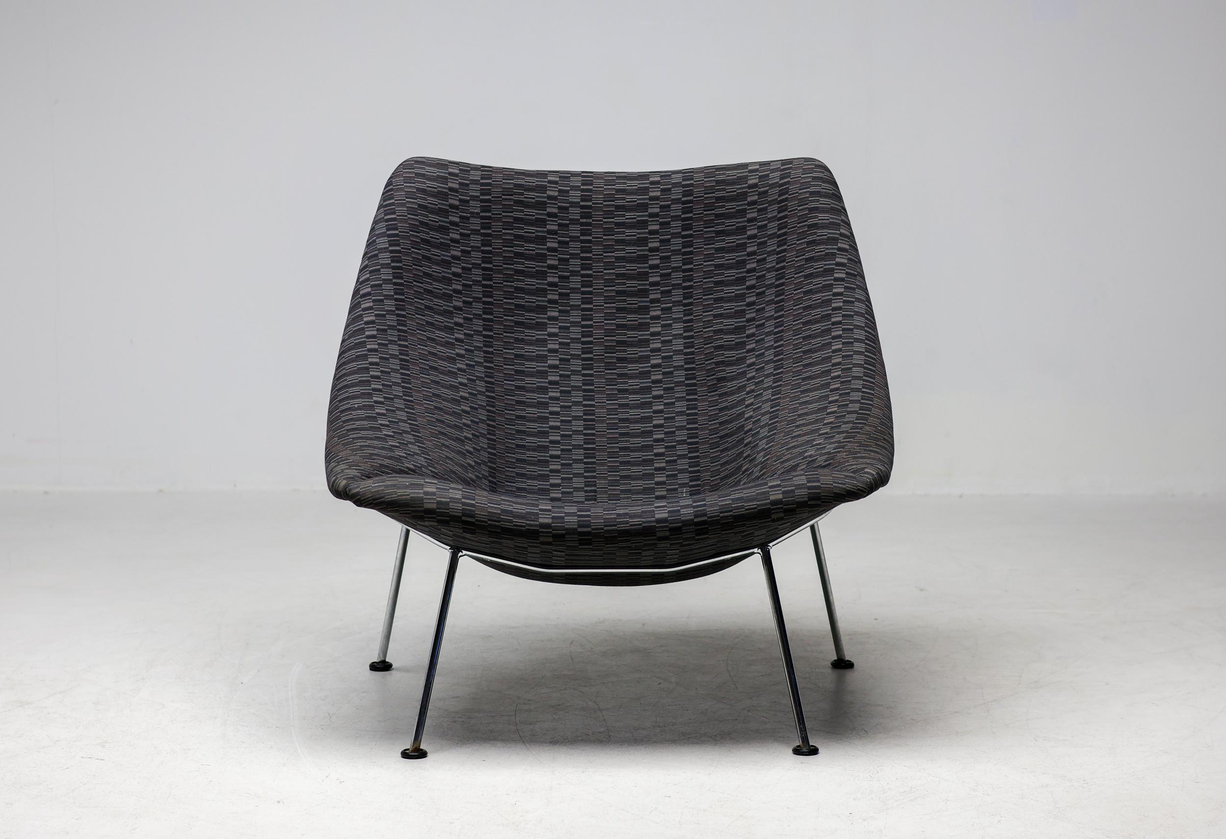 Large Artifort Oyster model F157 lounge chair Artifort mid century modernism For Sale 4