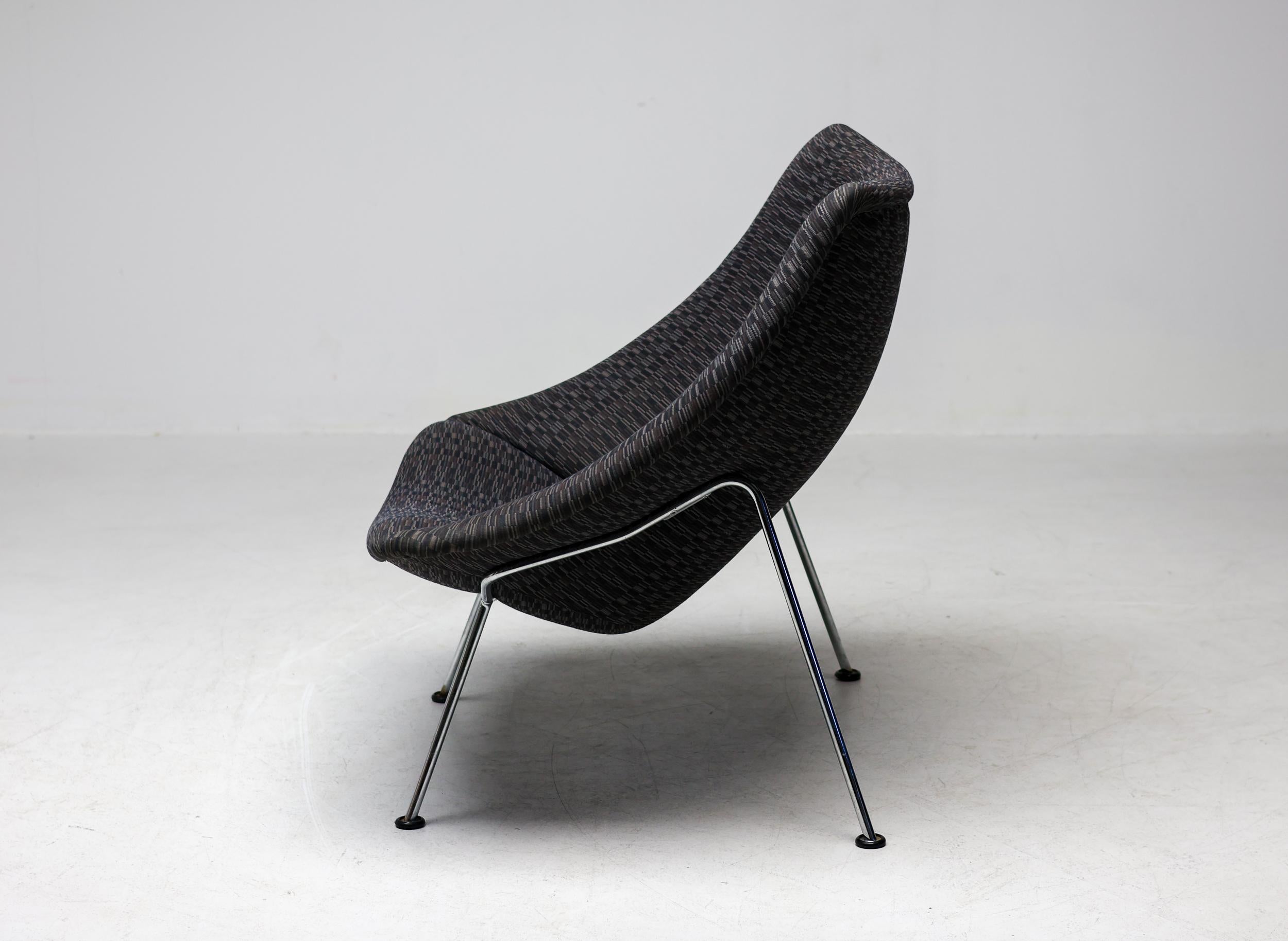 Dutch Large Artifort Oyster model F157 lounge chair Artifort mid century modernism For Sale