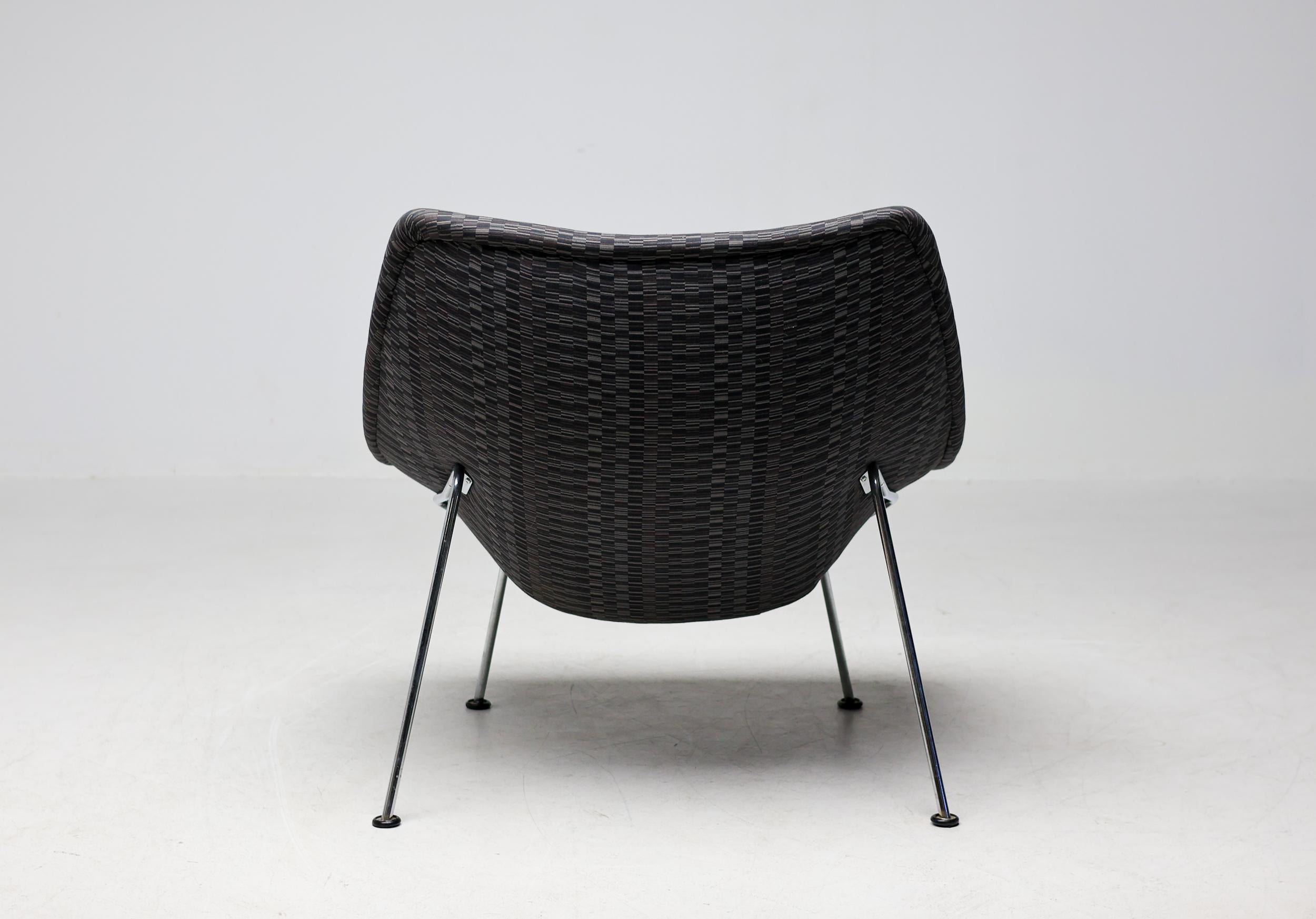 20th Century Large Artifort Oyster model F157 lounge chair Artifort mid century modernism For Sale