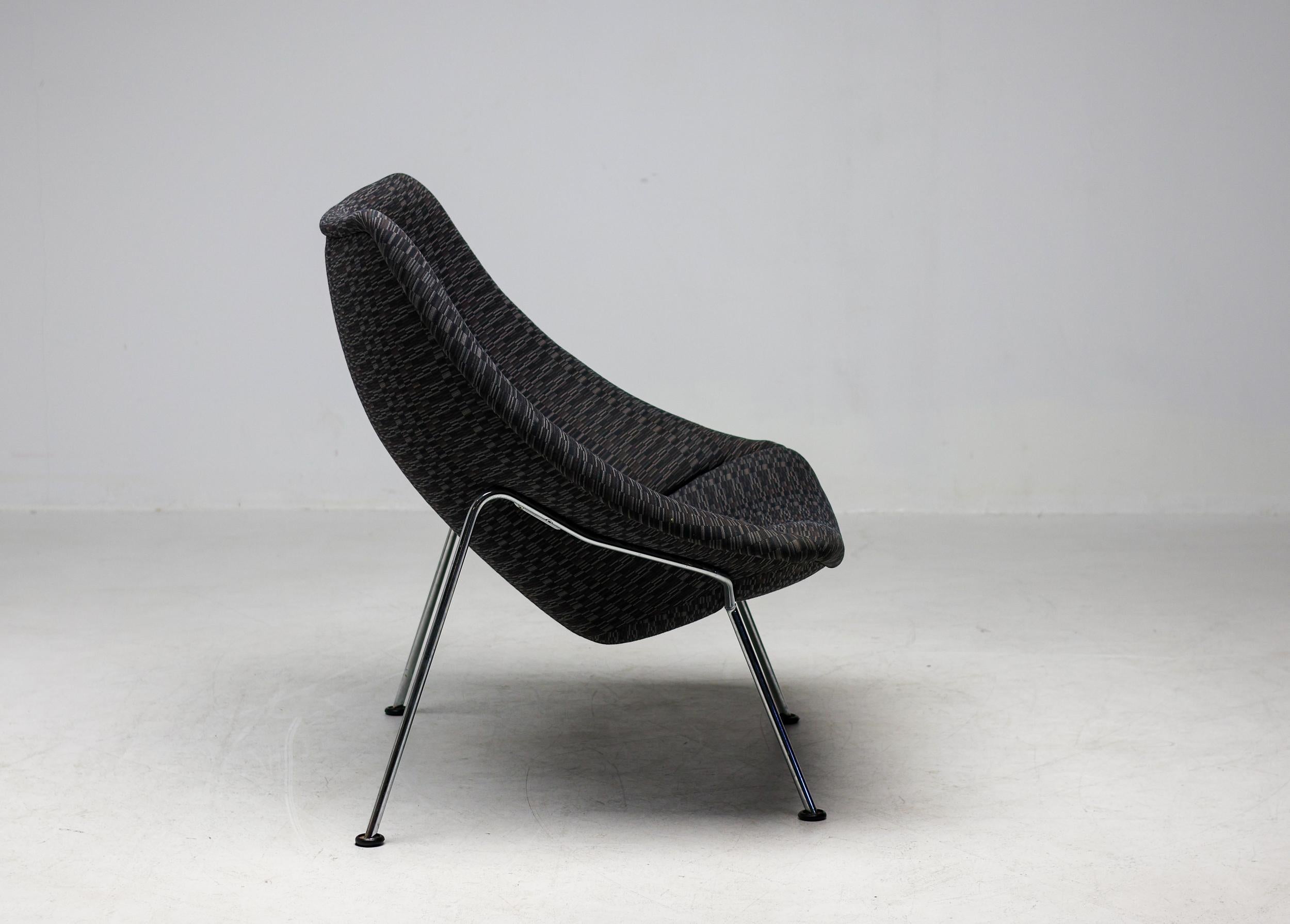 Large Artifort Oyster model F157 lounge chair Artifort mid century modernism For Sale 2