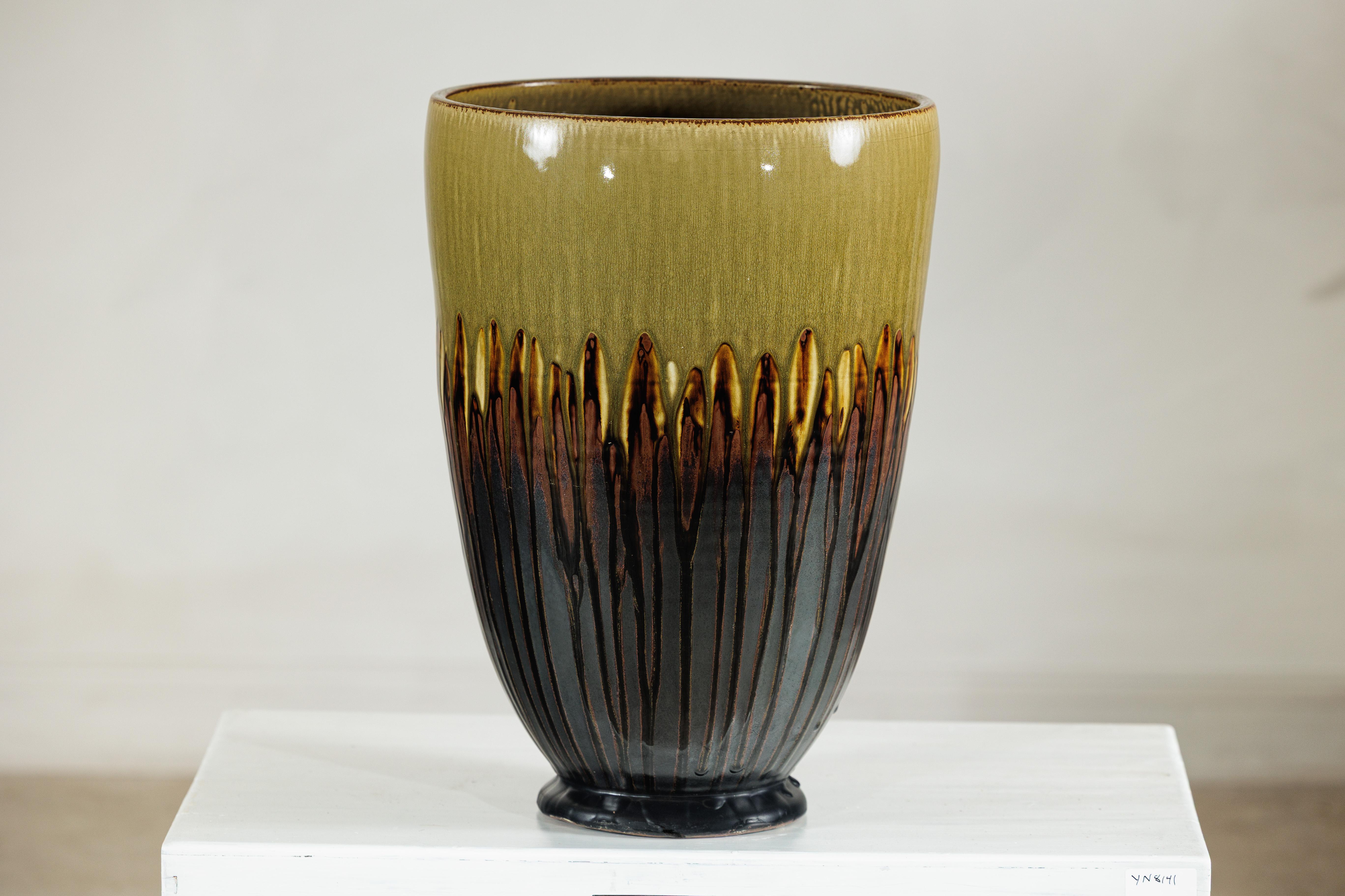 Vaso grande in ceramica artigianale con smalto a goccia Oliver e marrone in vendita 4