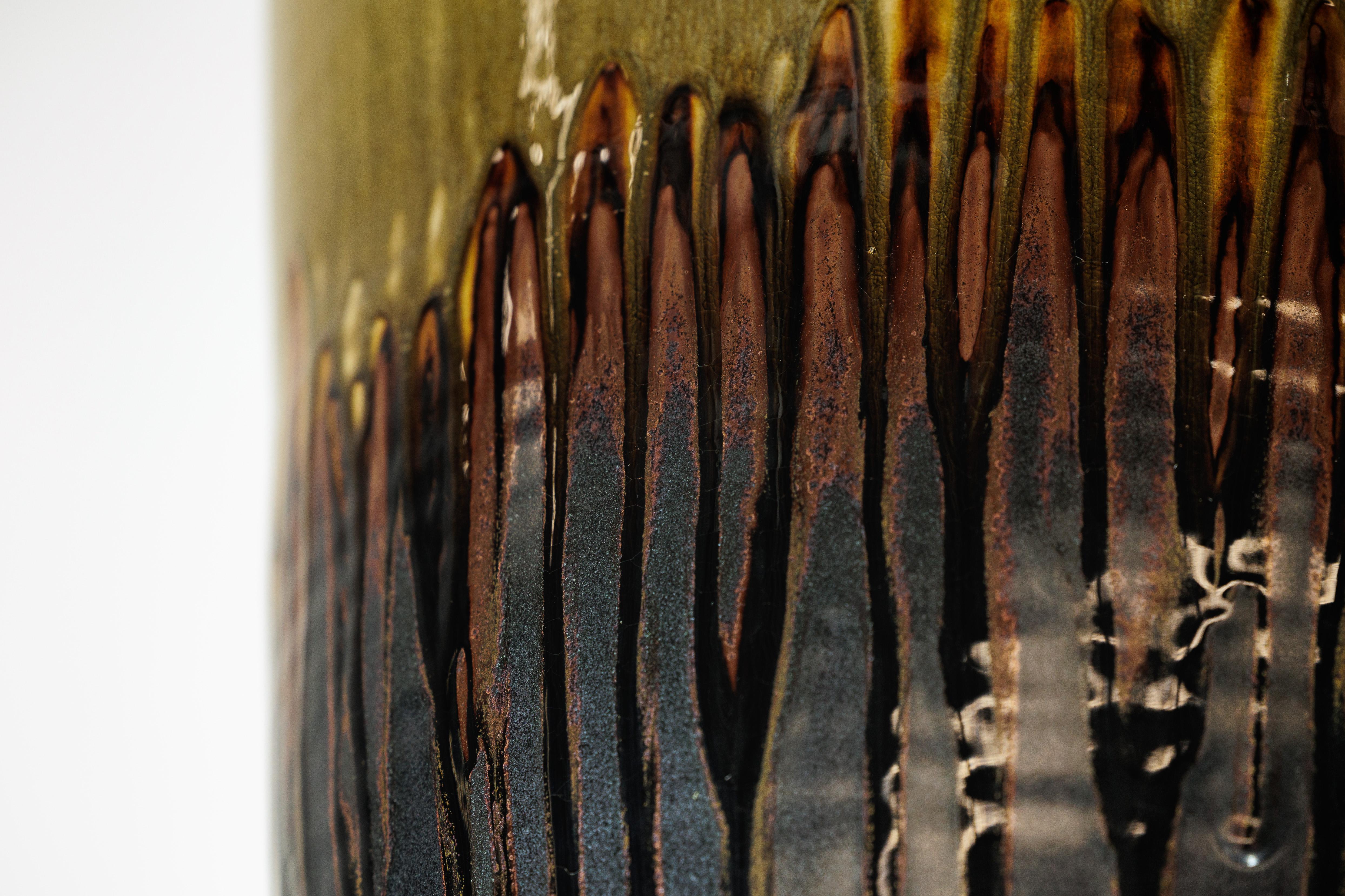 Vaso grande in ceramica artigianale con smalto a goccia Oliver e marrone in vendita 8