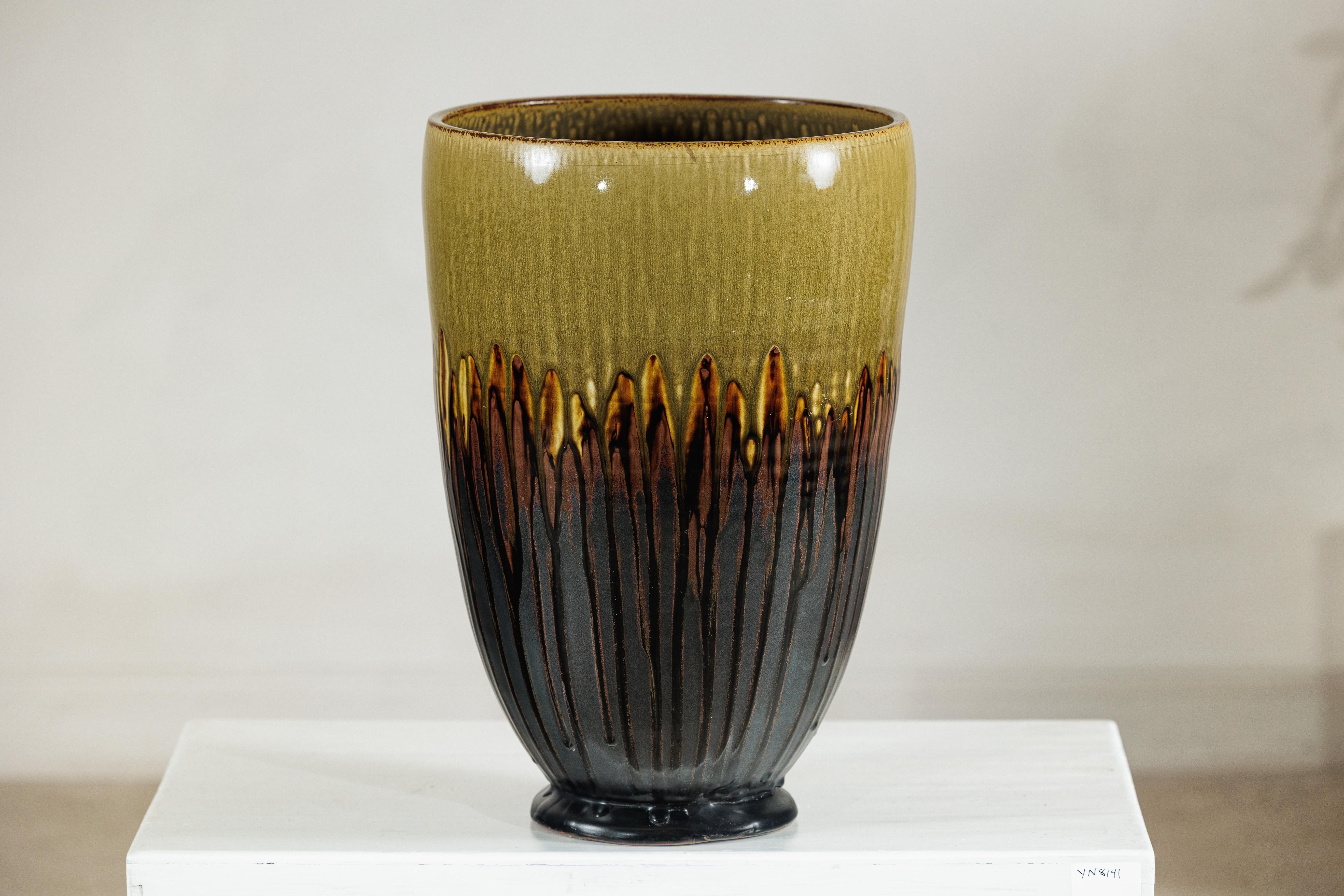 Smaltato Vaso grande in ceramica artigianale con smalto a goccia Oliver e marrone in vendita
