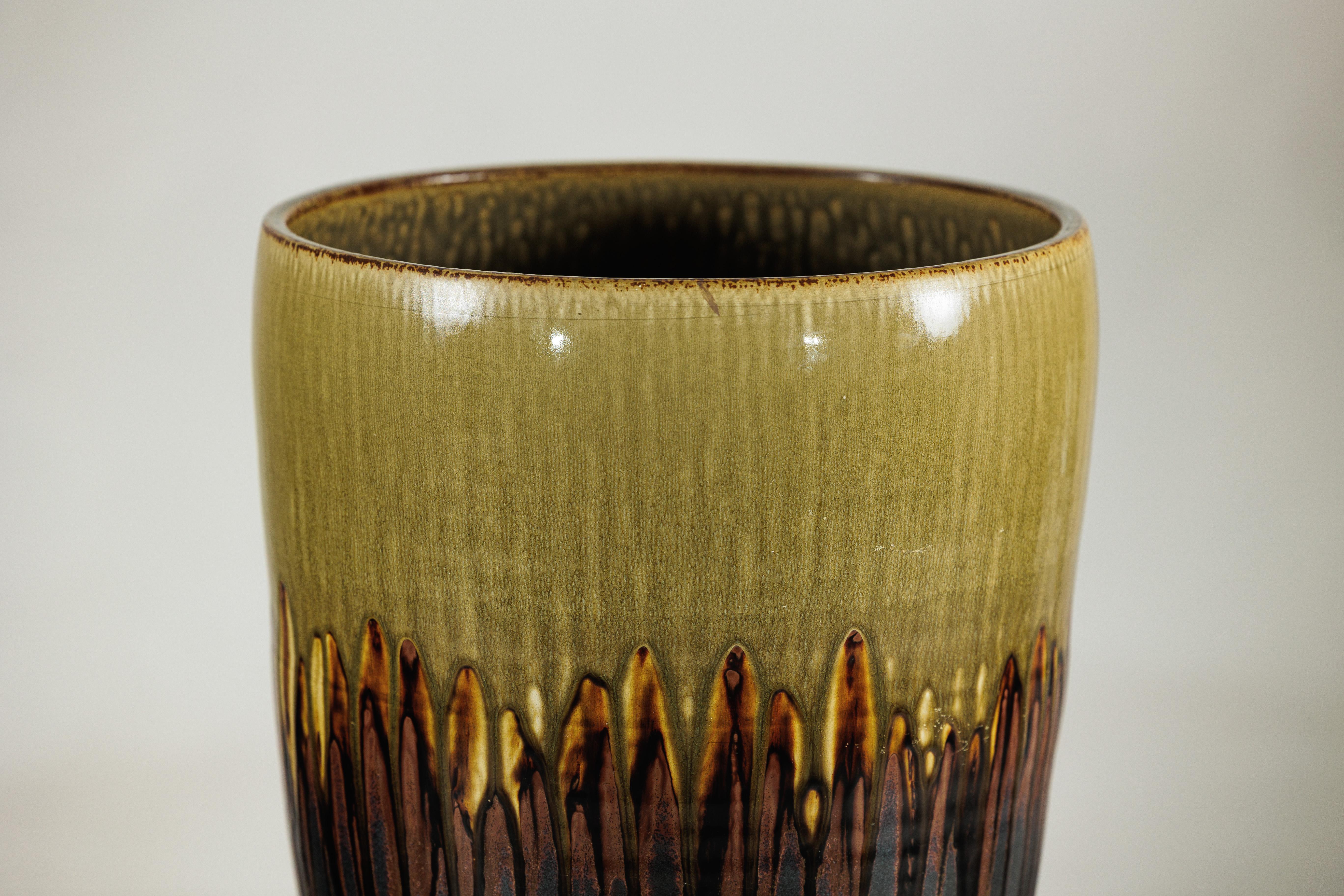 Vaso grande in ceramica artigianale con smalto a goccia Oliver e marrone In condizioni buone in vendita a Yonkers, NY