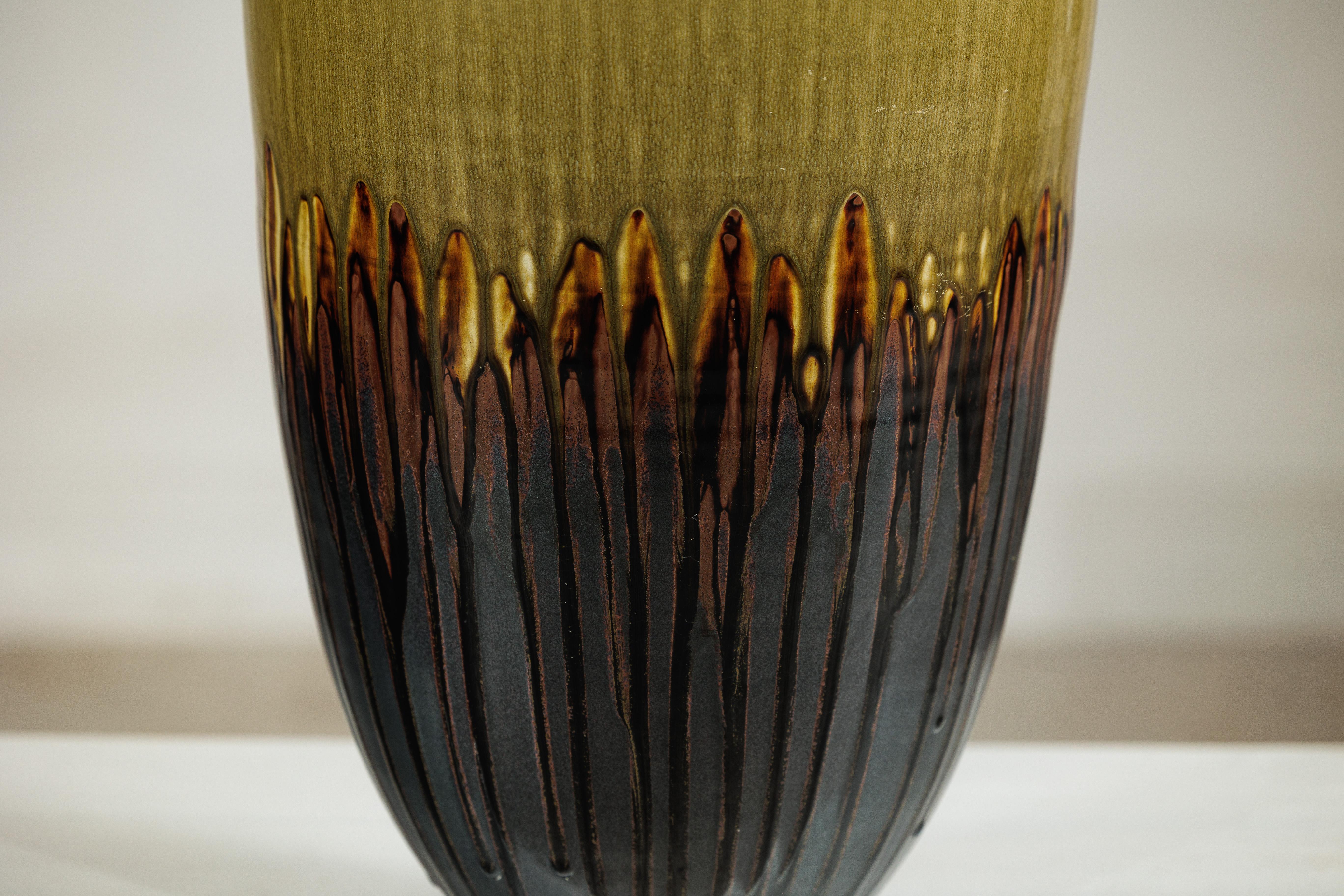 XX secolo Vaso grande in ceramica artigianale con smalto a goccia Oliver e marrone in vendita