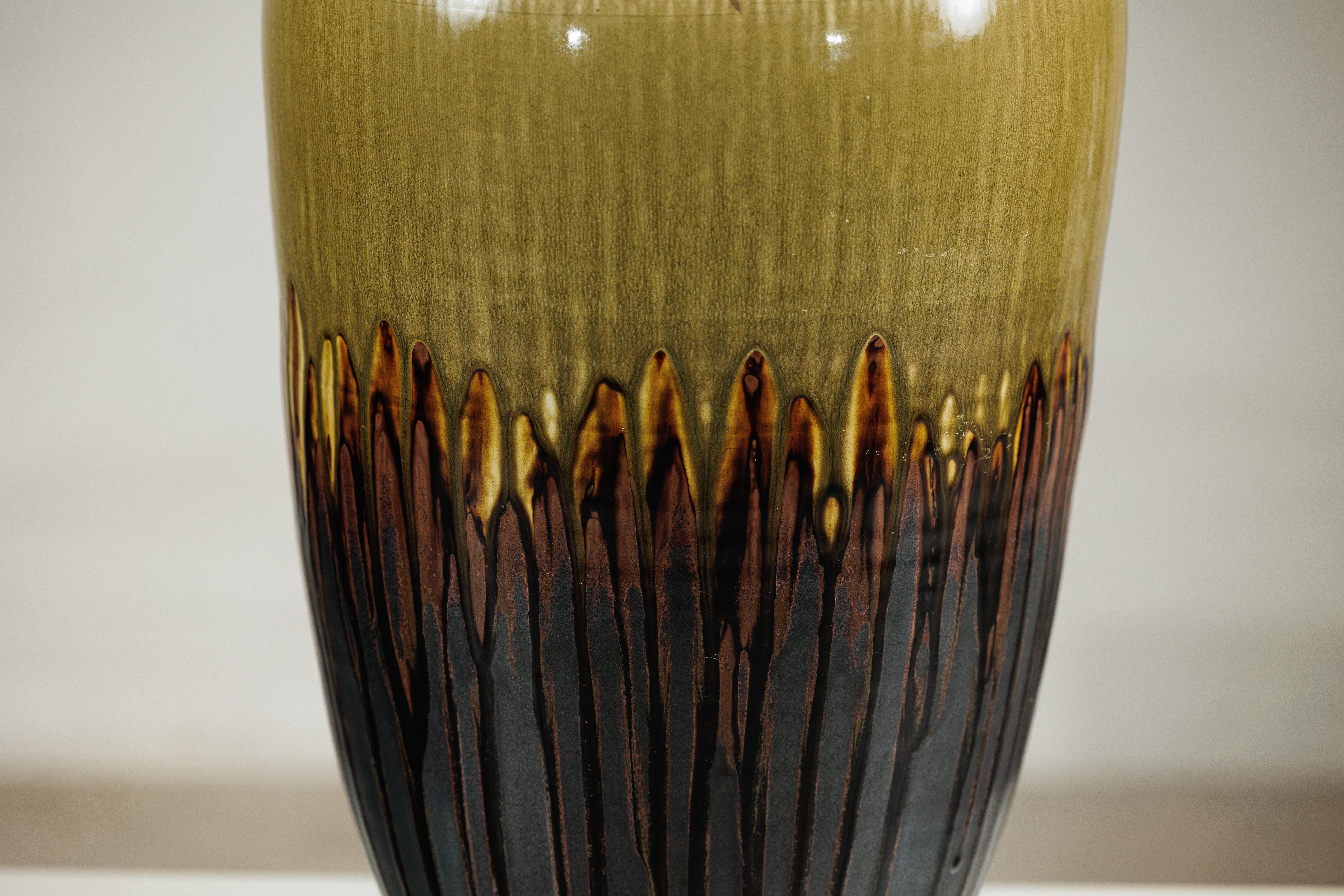 Vaso grande in ceramica artigianale con smalto a goccia Oliver e marrone in vendita 1