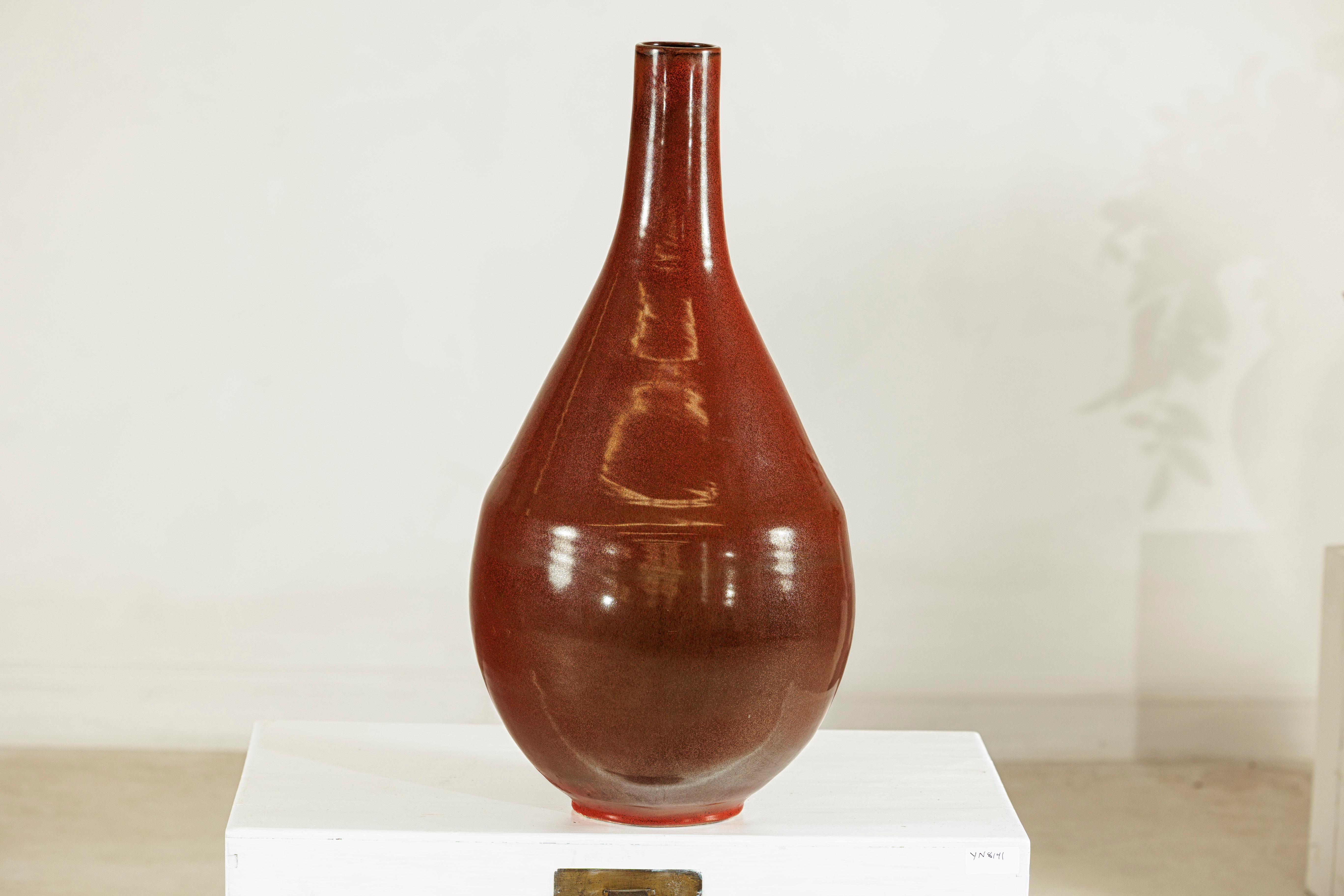 Grand vase en céramique artisanale à la riche glaçure brune et à la silhouette en forme de goutte d'eau en vente 4