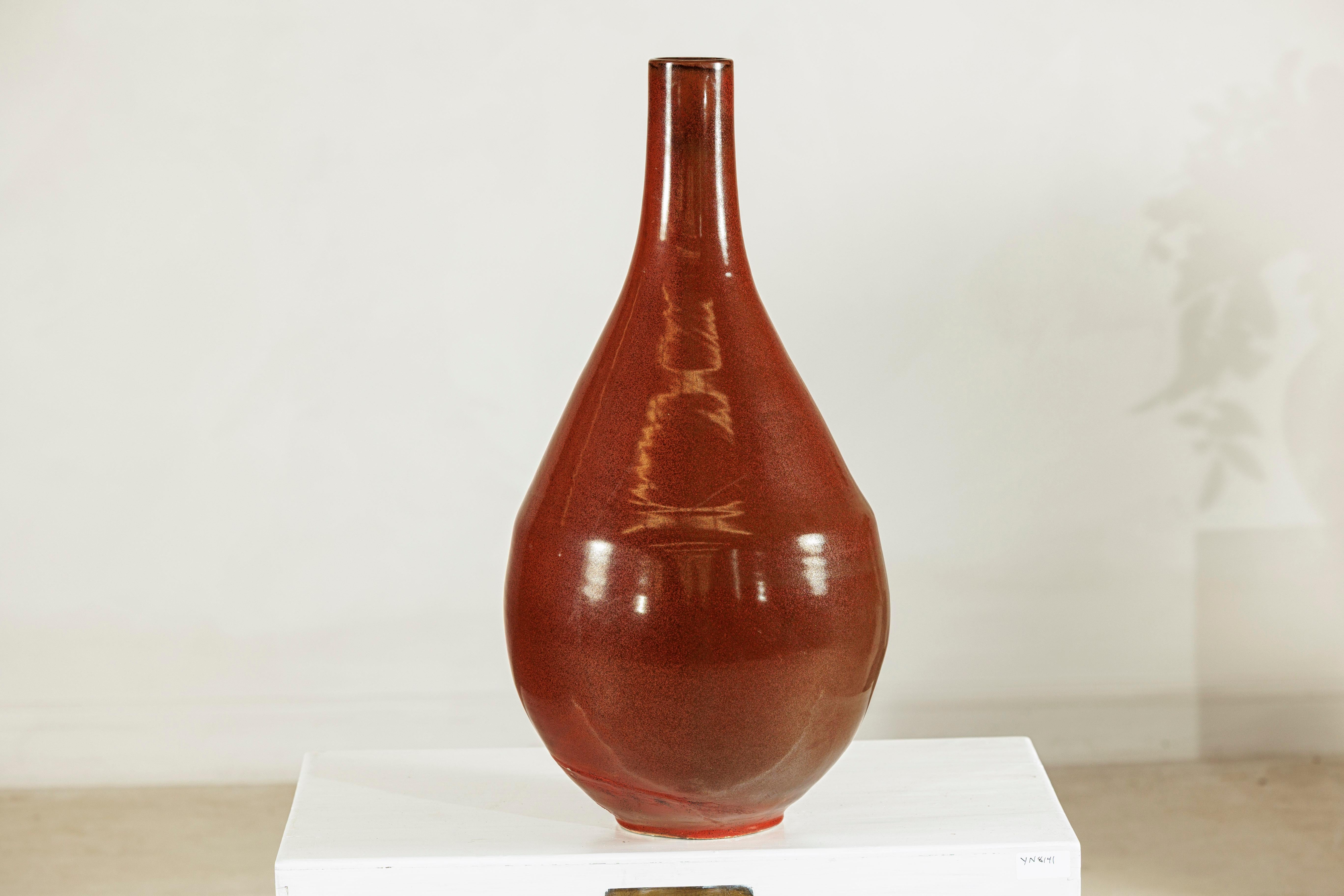 Grand vase en céramique artisanale à la riche glaçure brune et à la silhouette en forme de goutte d'eau en vente 5