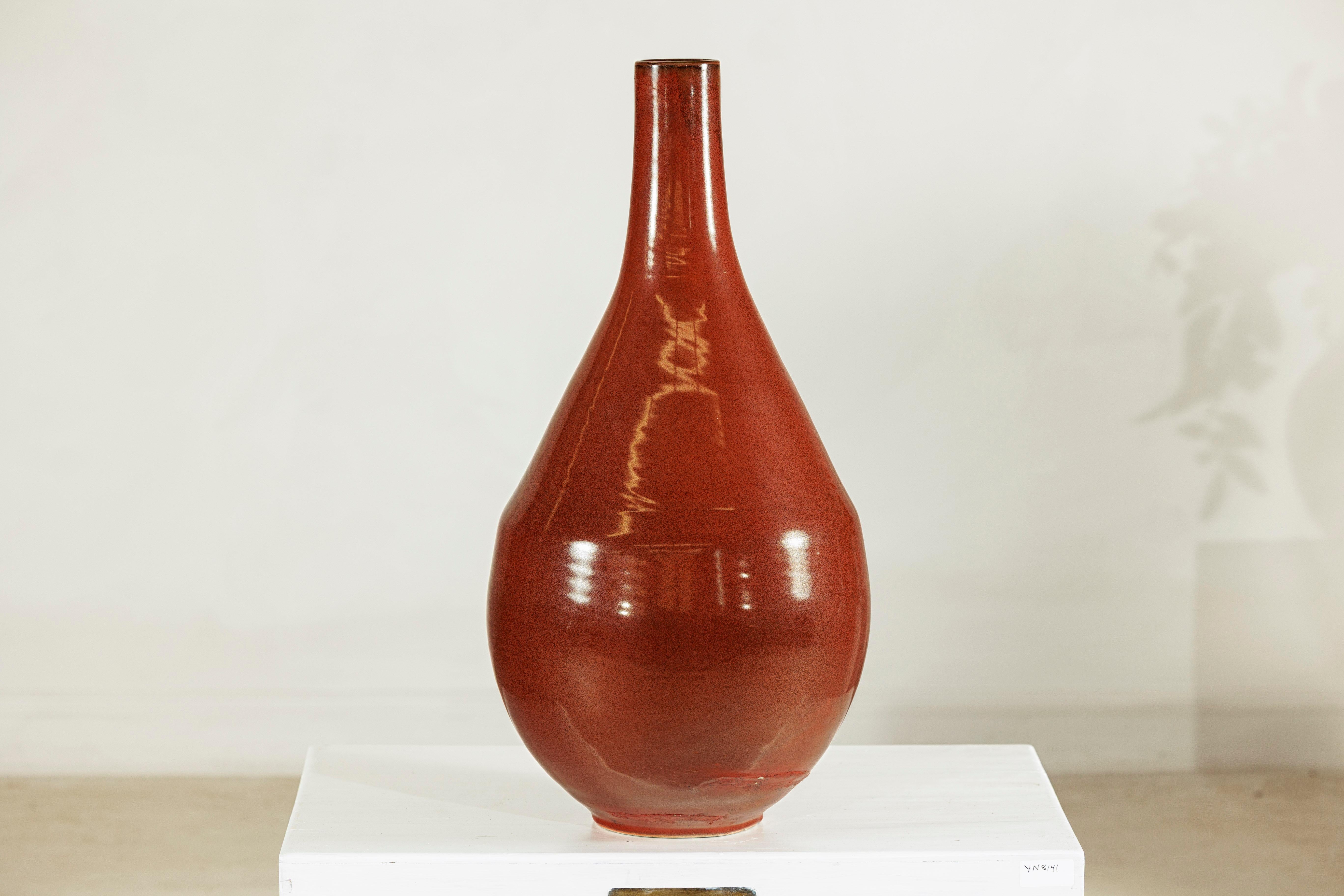 Grand vase en céramique artisanale à la riche glaçure brune et à la silhouette en forme de goutte d'eau en vente 6