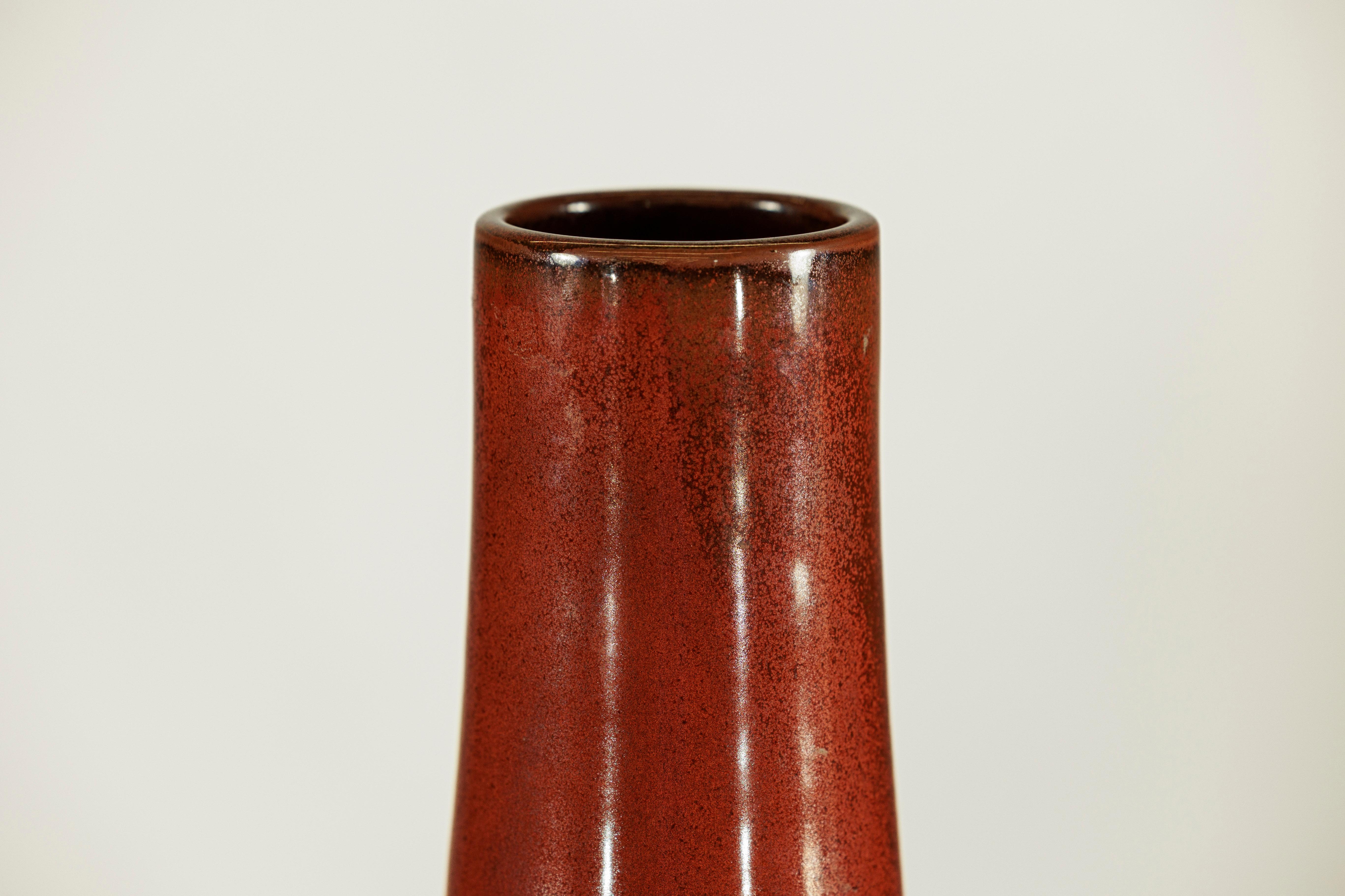Grand vase en céramique artisanale à la riche glaçure brune et à la silhouette en forme de goutte d'eau en vente 7
