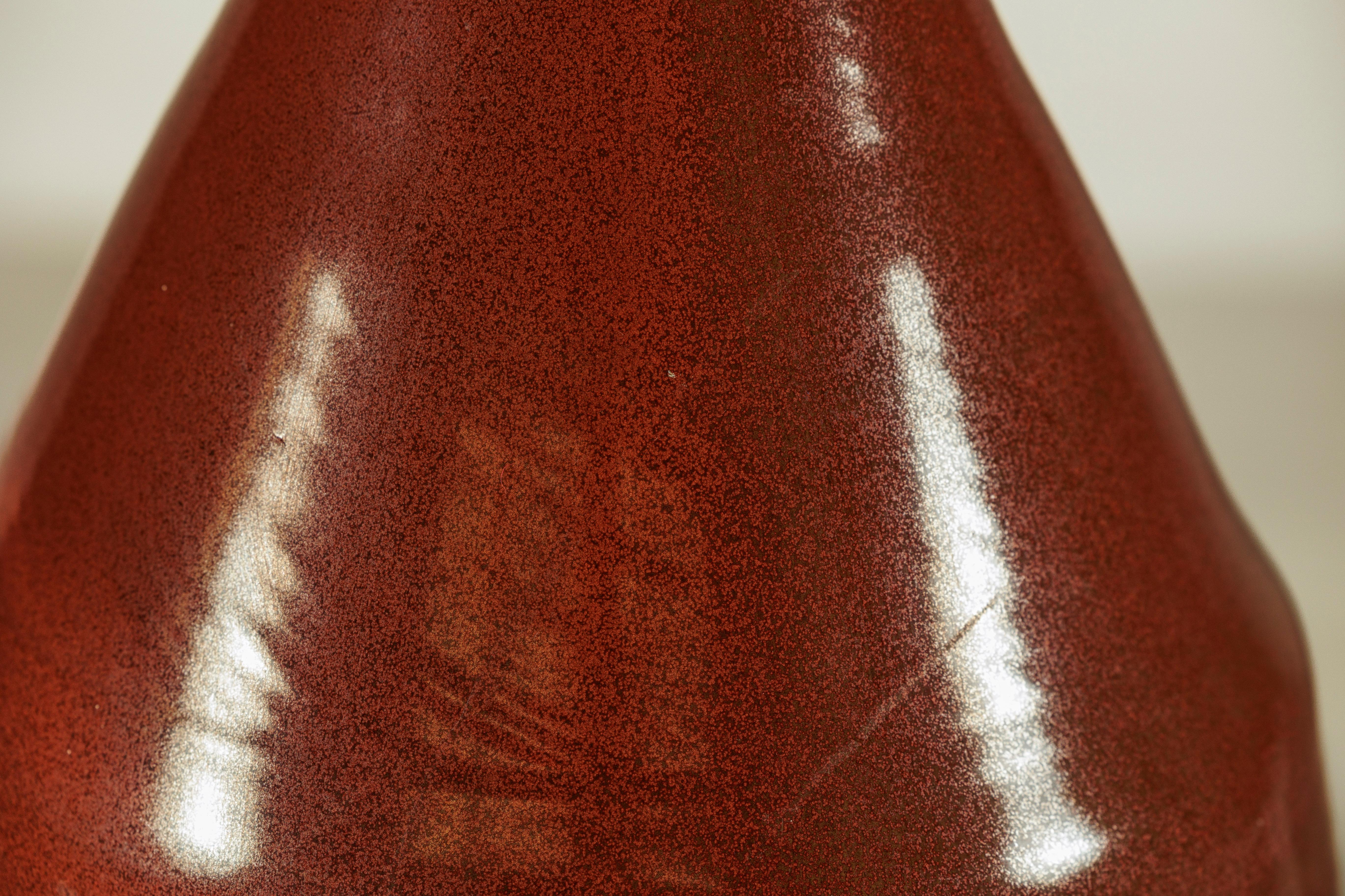 Grand vase en céramique artisanale à la riche glaçure brune et à la silhouette en forme de goutte d'eau en vente 8