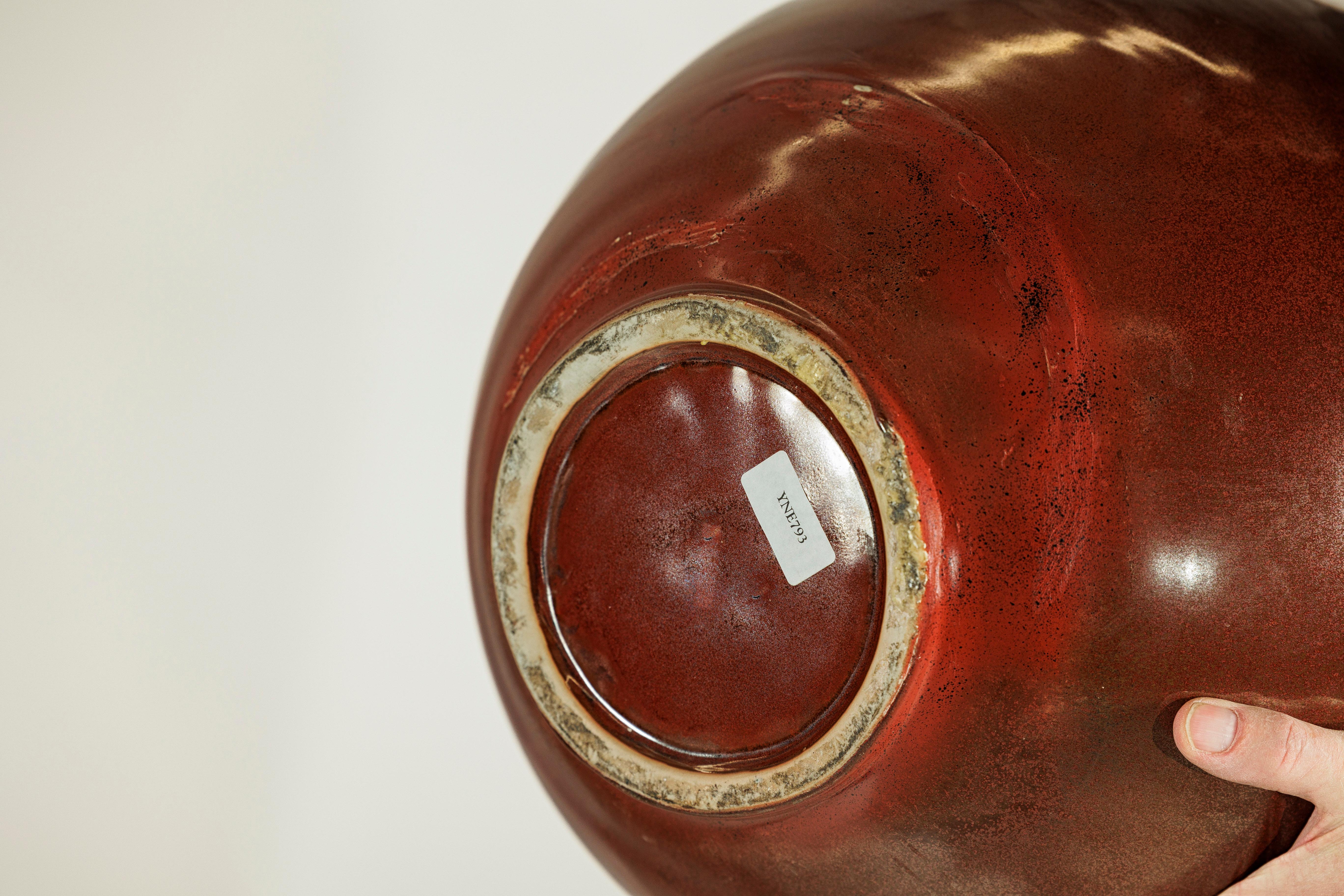 Grand vase en céramique artisanale à la riche glaçure brune et à la silhouette en forme de goutte d'eau en vente 9