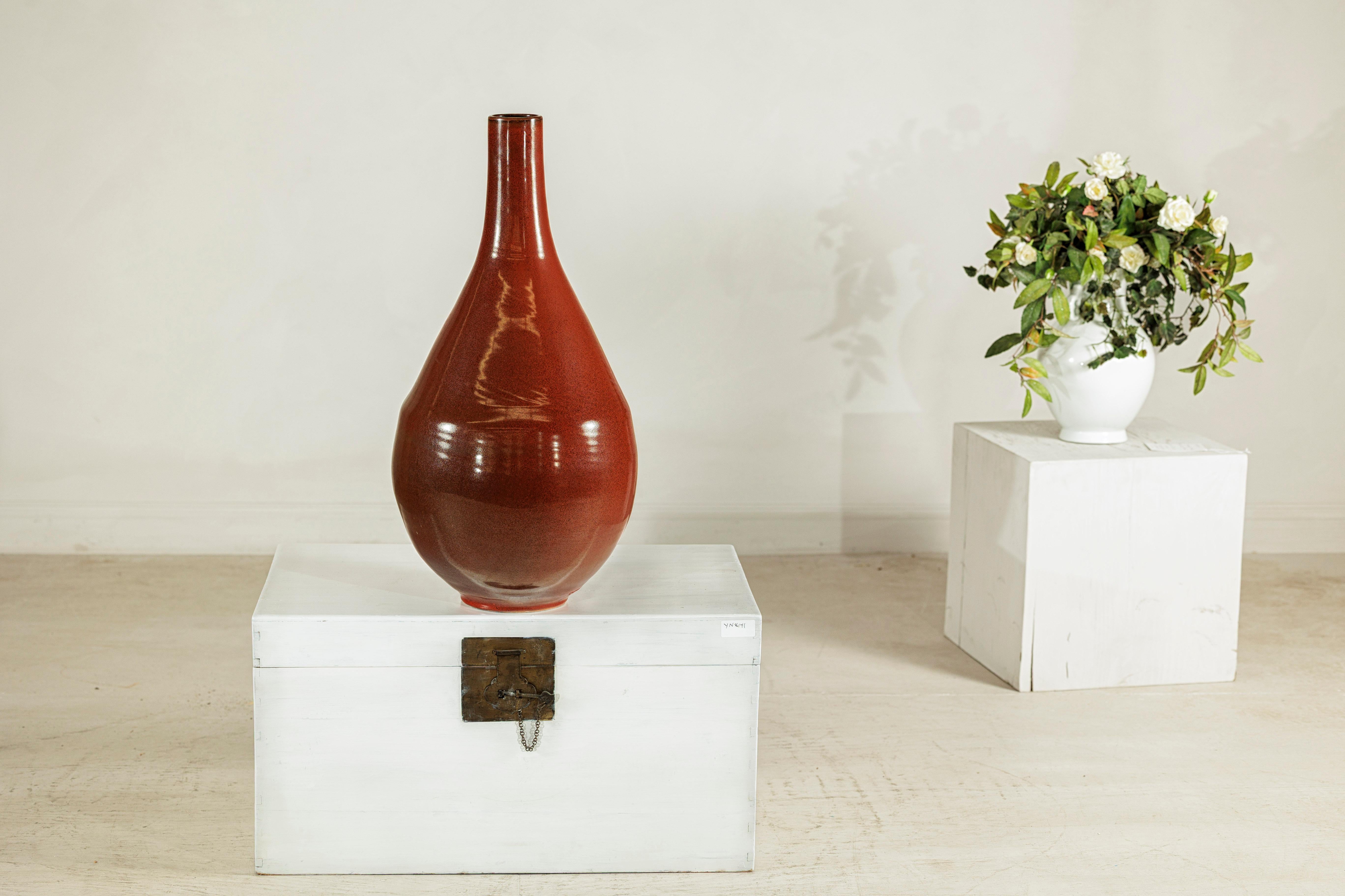 Vernissé Grand vase en céramique artisanale à la riche glaçure brune et à la silhouette en forme de goutte d'eau en vente