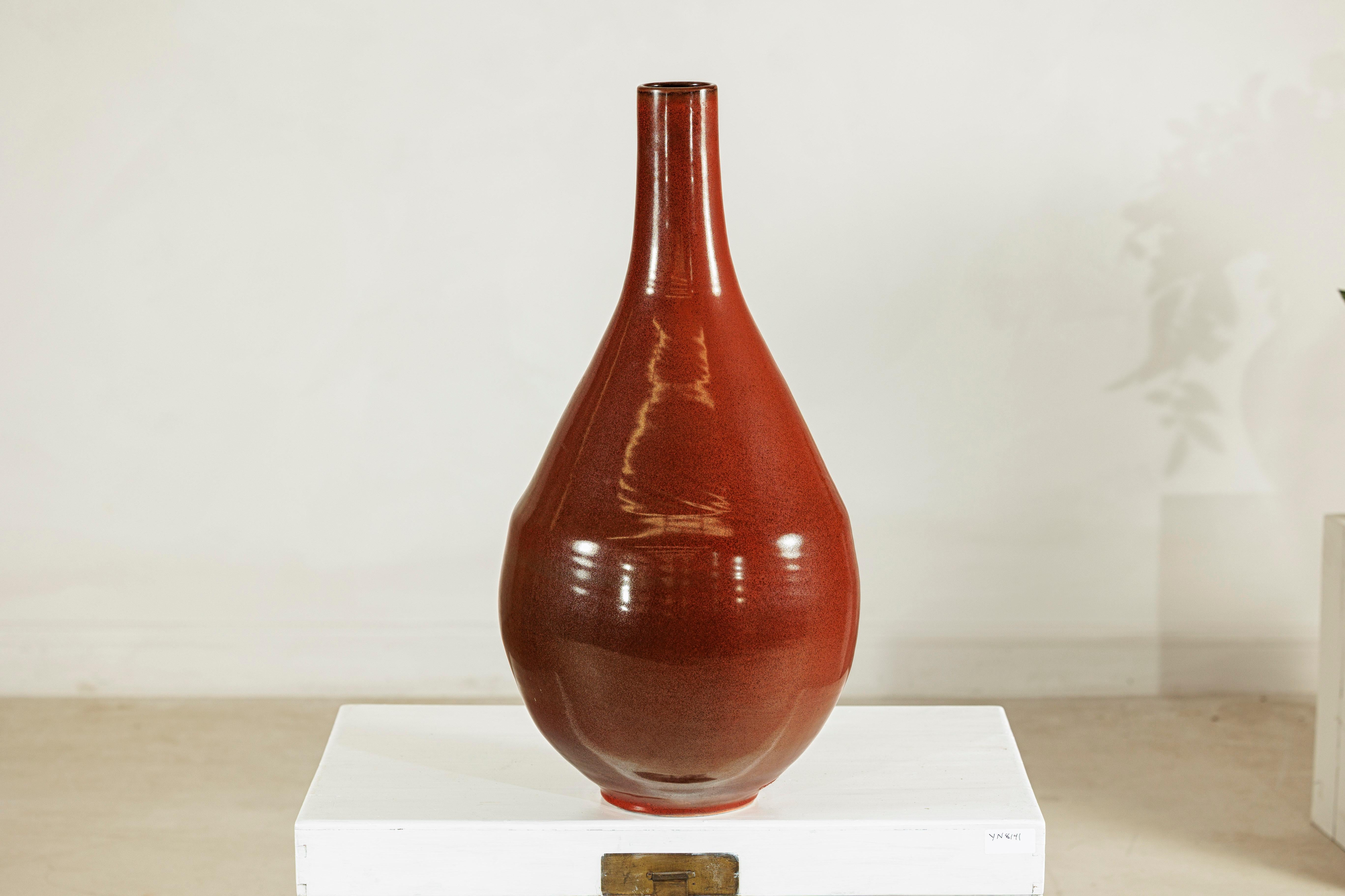 Grand vase en céramique artisanale à la riche glaçure brune et à la silhouette en forme de goutte d'eau Bon état - En vente à Yonkers, NY