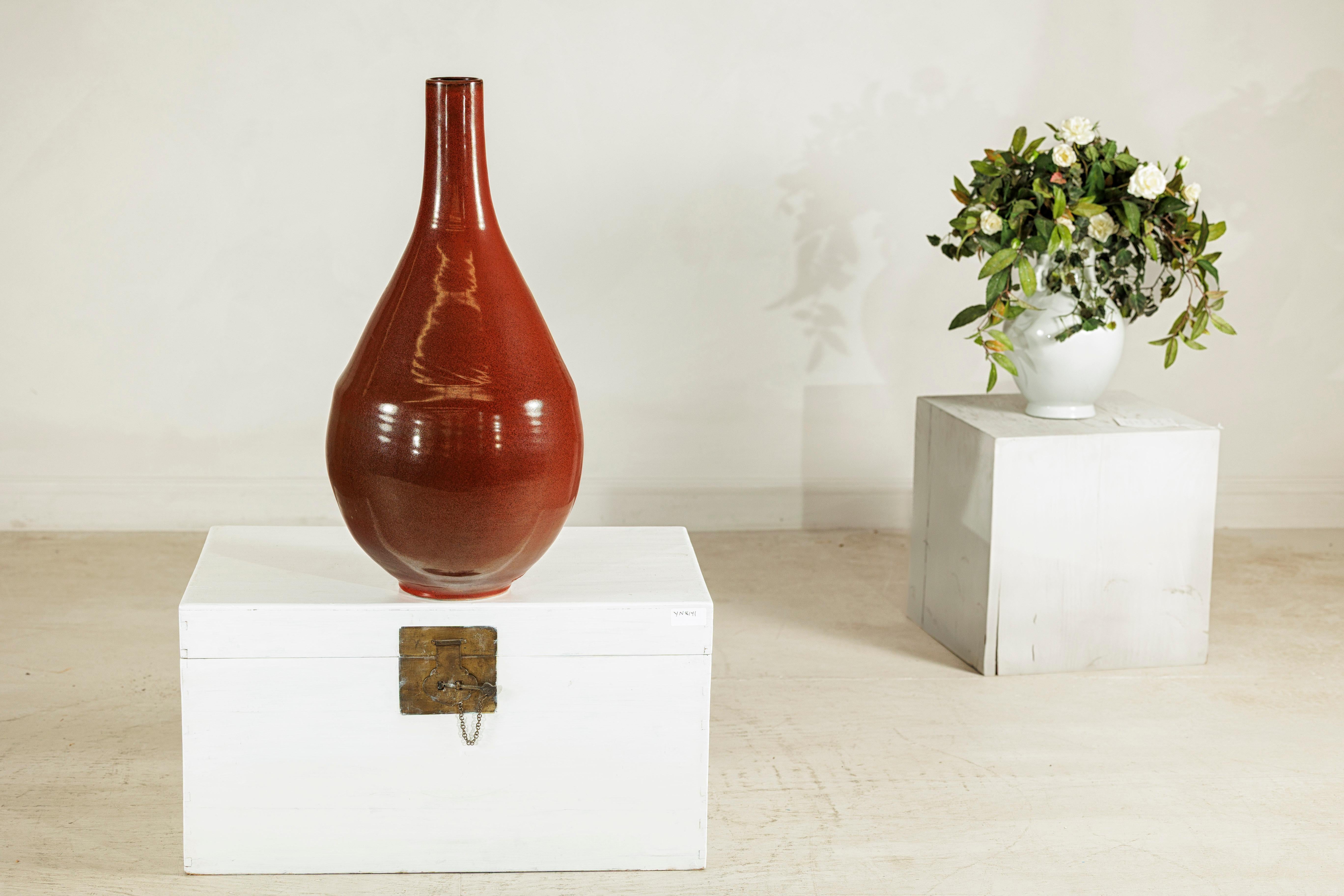 20ième siècle Grand vase en céramique artisanale à la riche glaçure brune et à la silhouette en forme de goutte d'eau en vente